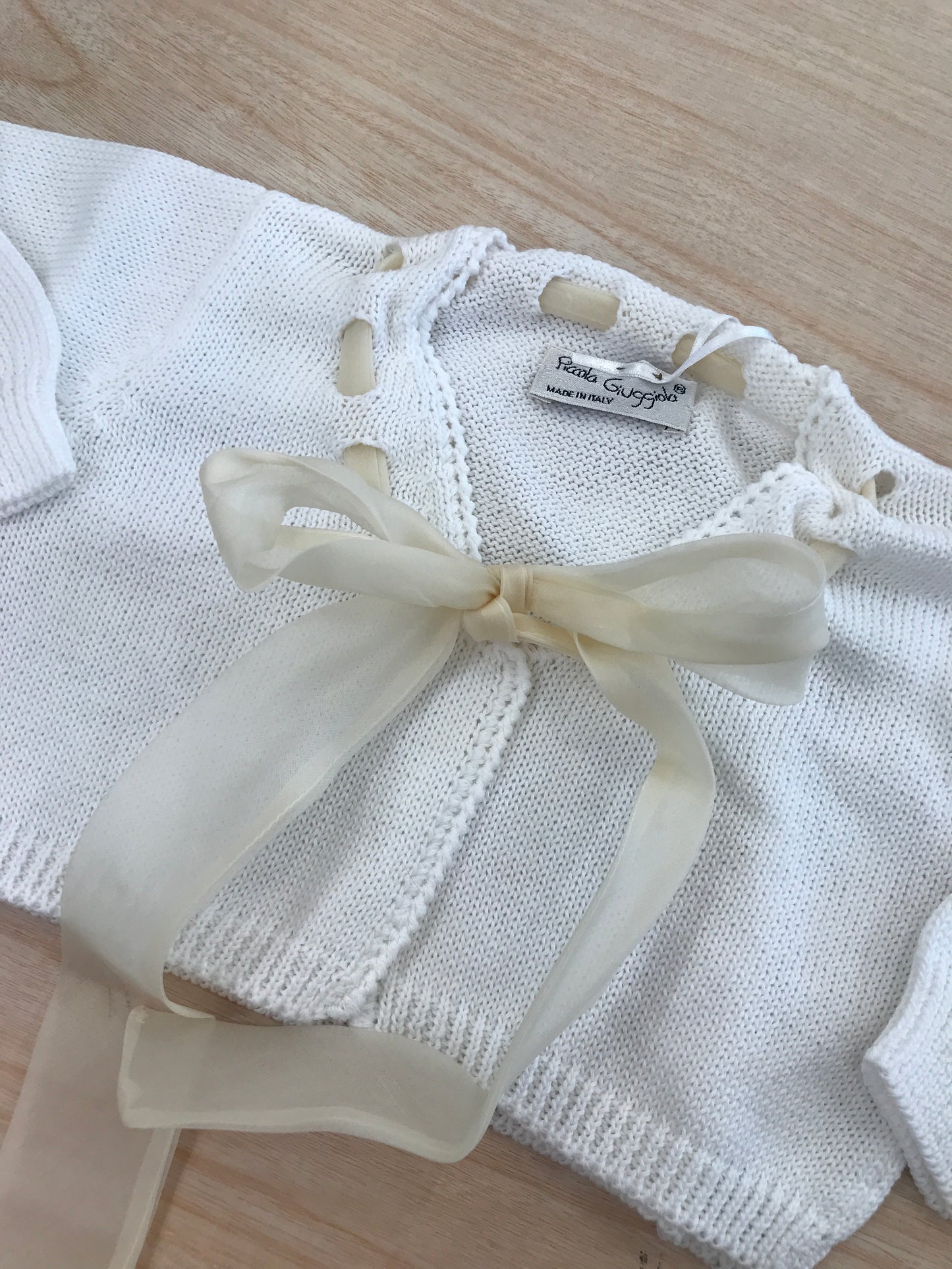 Cardigan Piccola Giuggiola in filo bianco con laccio panna