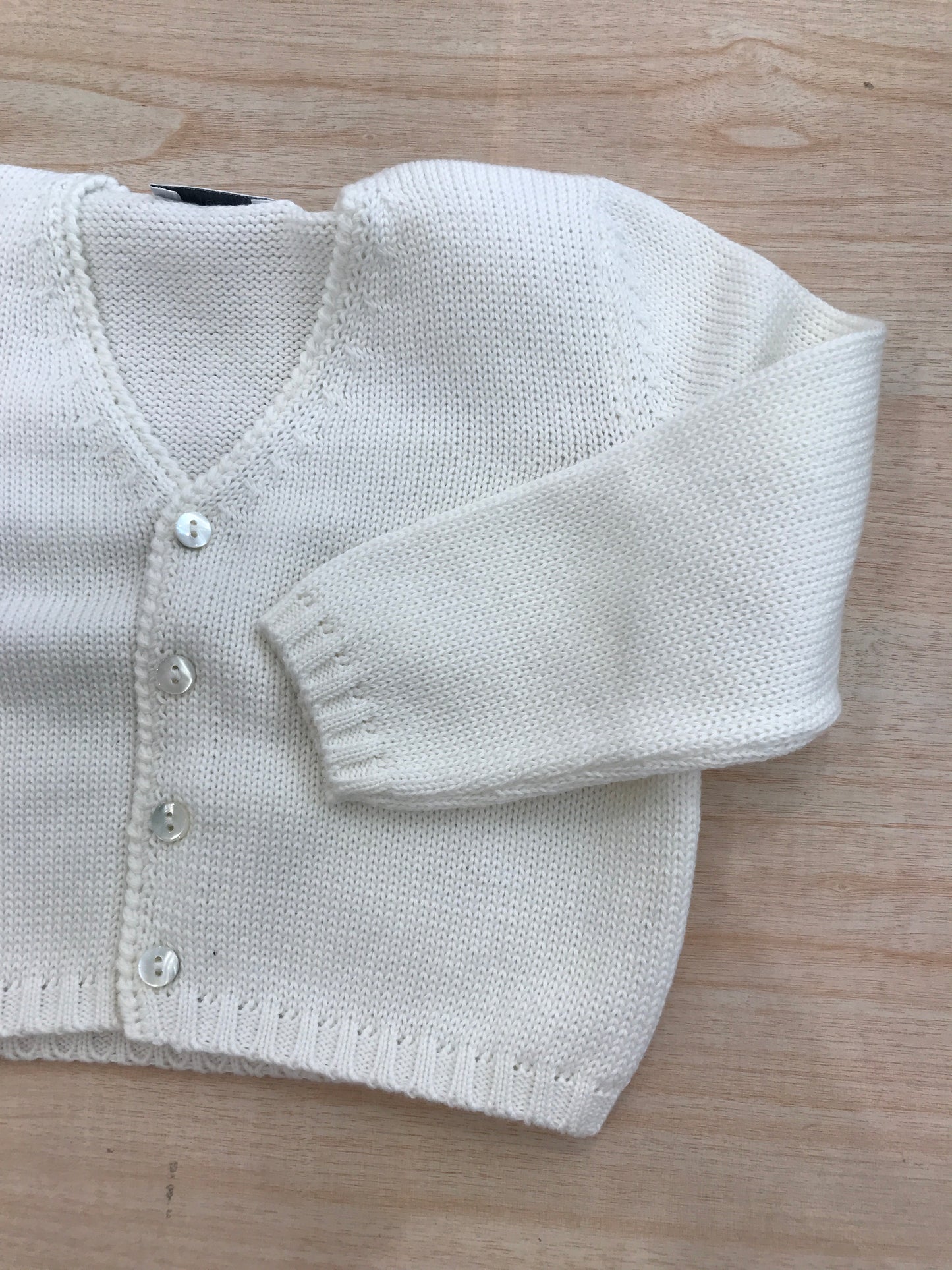 Cardigan Colibrì in filo panna con piccoli bottoncini sul davanti