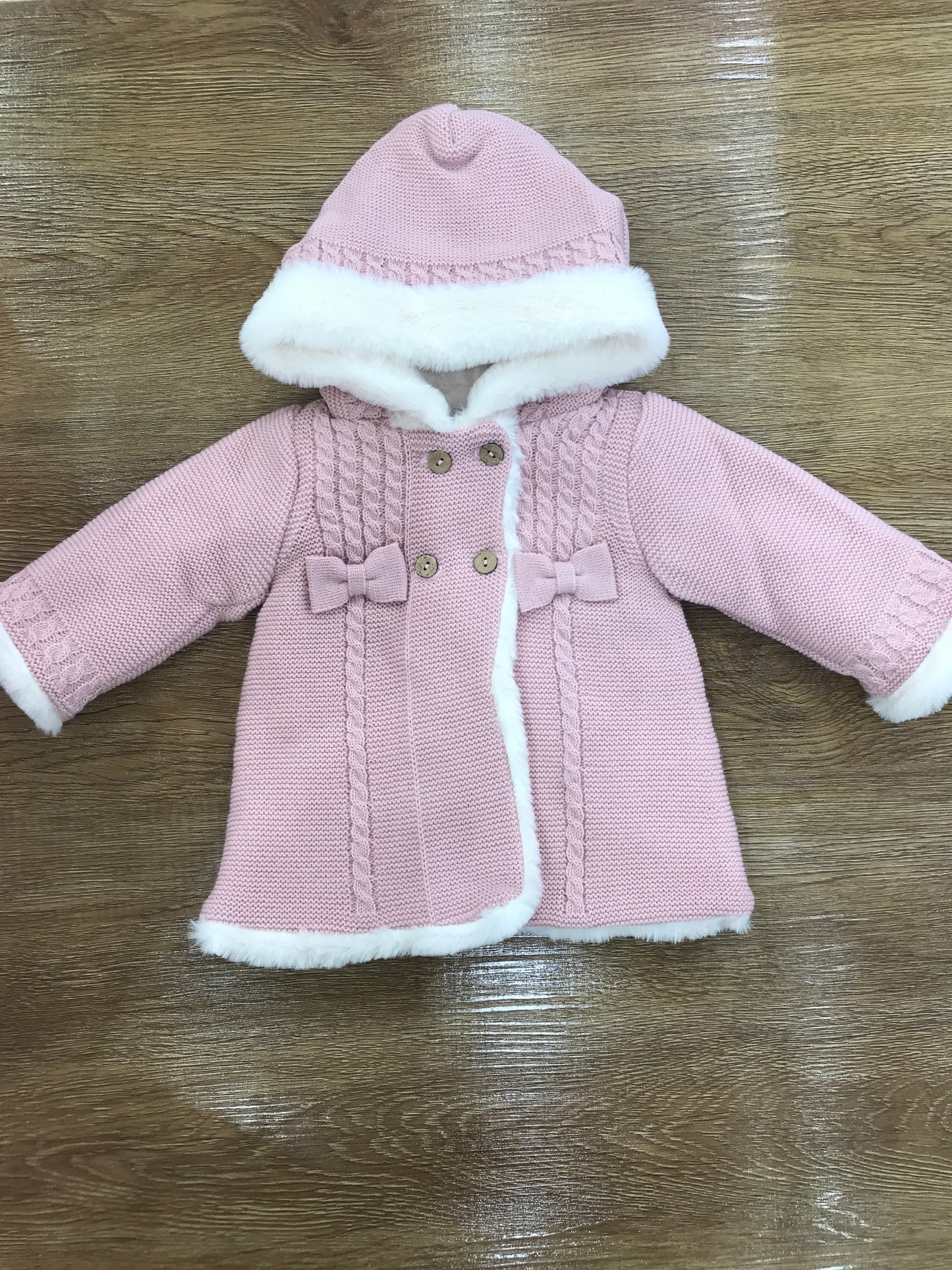 Cappotto PCS rosa con pelliccia intera bianca con lavorazione di trecce e due piccoli fiocchetti