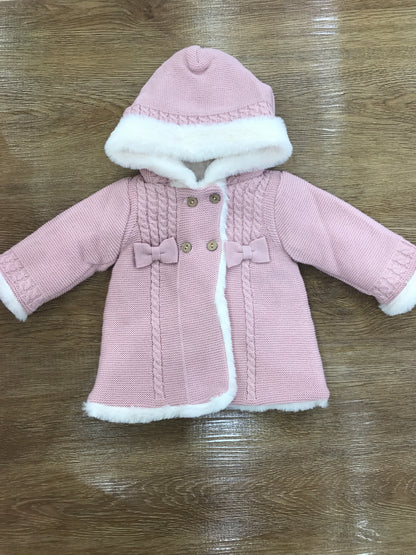 Cappotto PCS rosa con pelliccia intera bianca con lavorazione di trecce e due piccoli fiocchetti