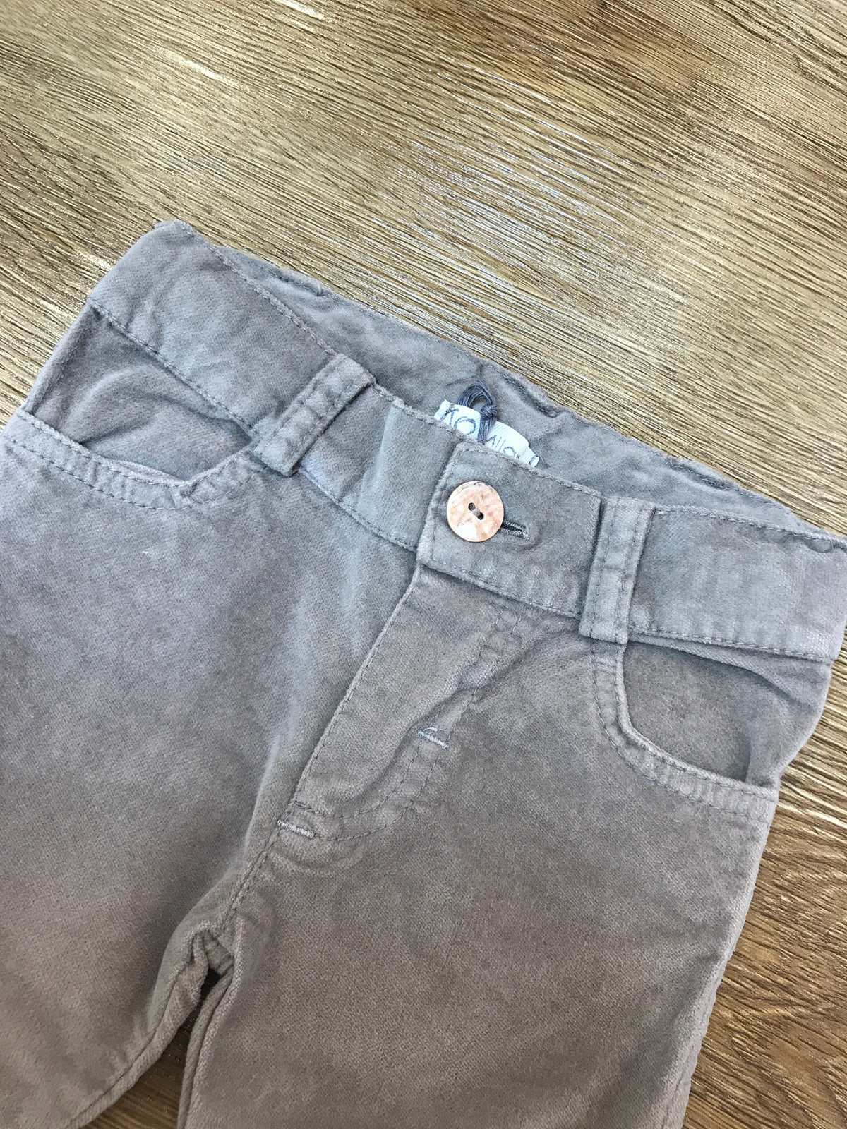 Pantalone Jo Milano in velluto rasato con tasche sul davanti e sul retro e con elastico in vita