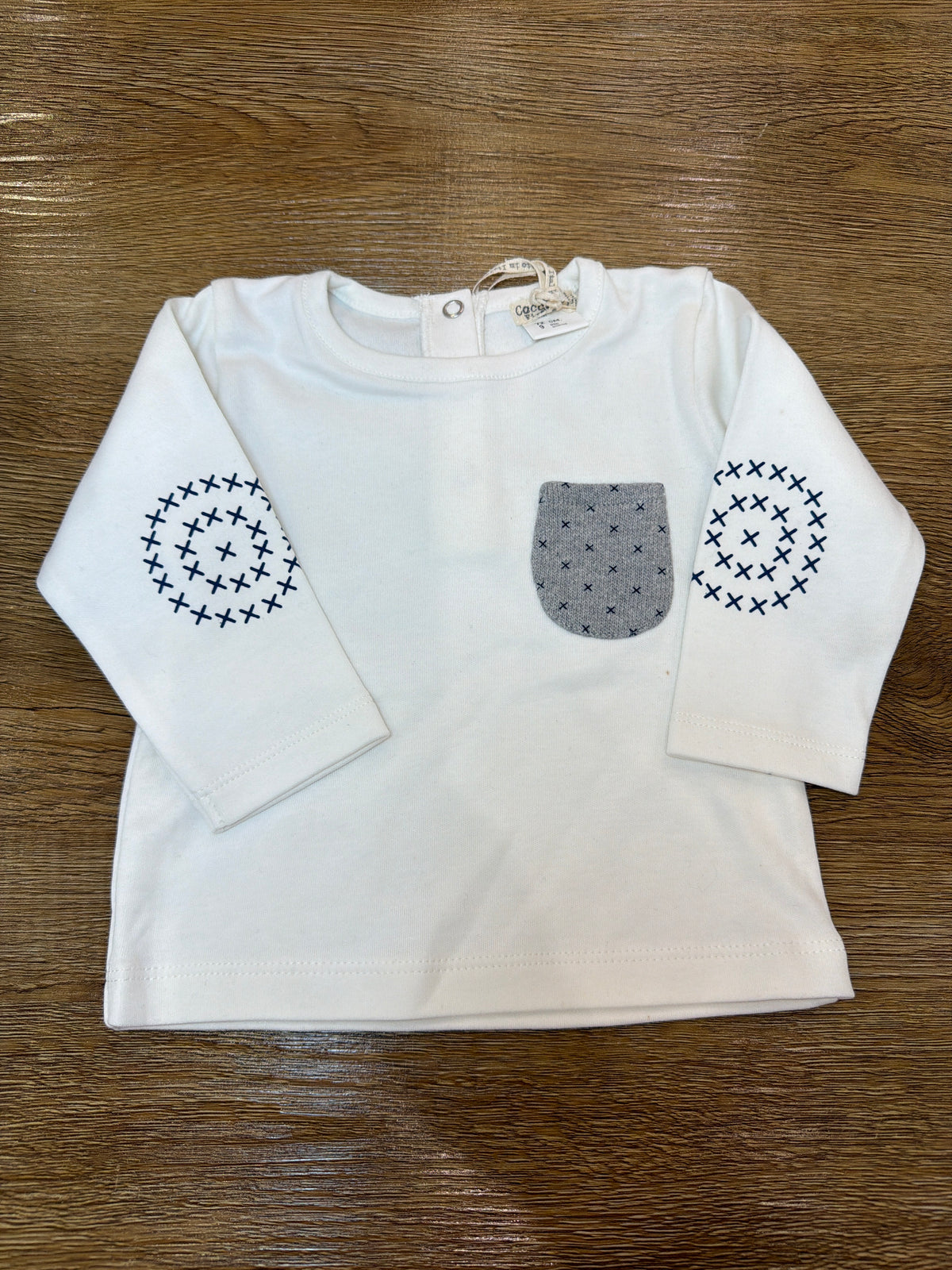 Tuta Coccodè due pezzi pantalone con bretelle blu scuro e t-shirt bianca manica lunga