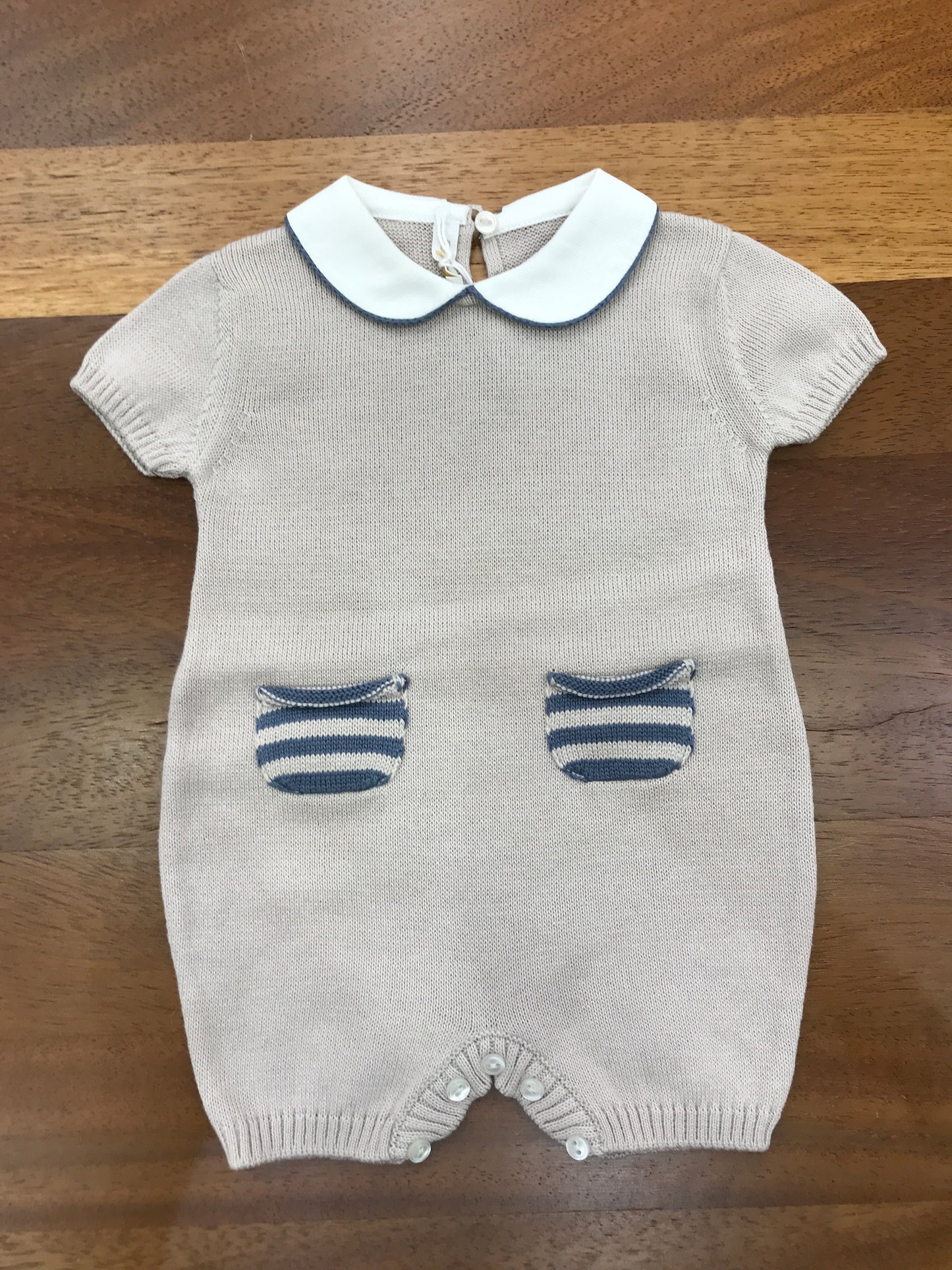 Pagliaccetto Baby Lord in filo tortora mezza manica collo tondo bianco con tasche a righe avio e tortora sul davanti