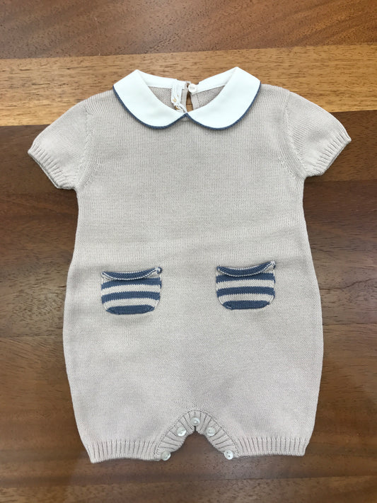 Pagliaccetto Baby Lord in filo tortora mezza manica collo tondo bianco con tasche a righe avio e tortora sul davanti