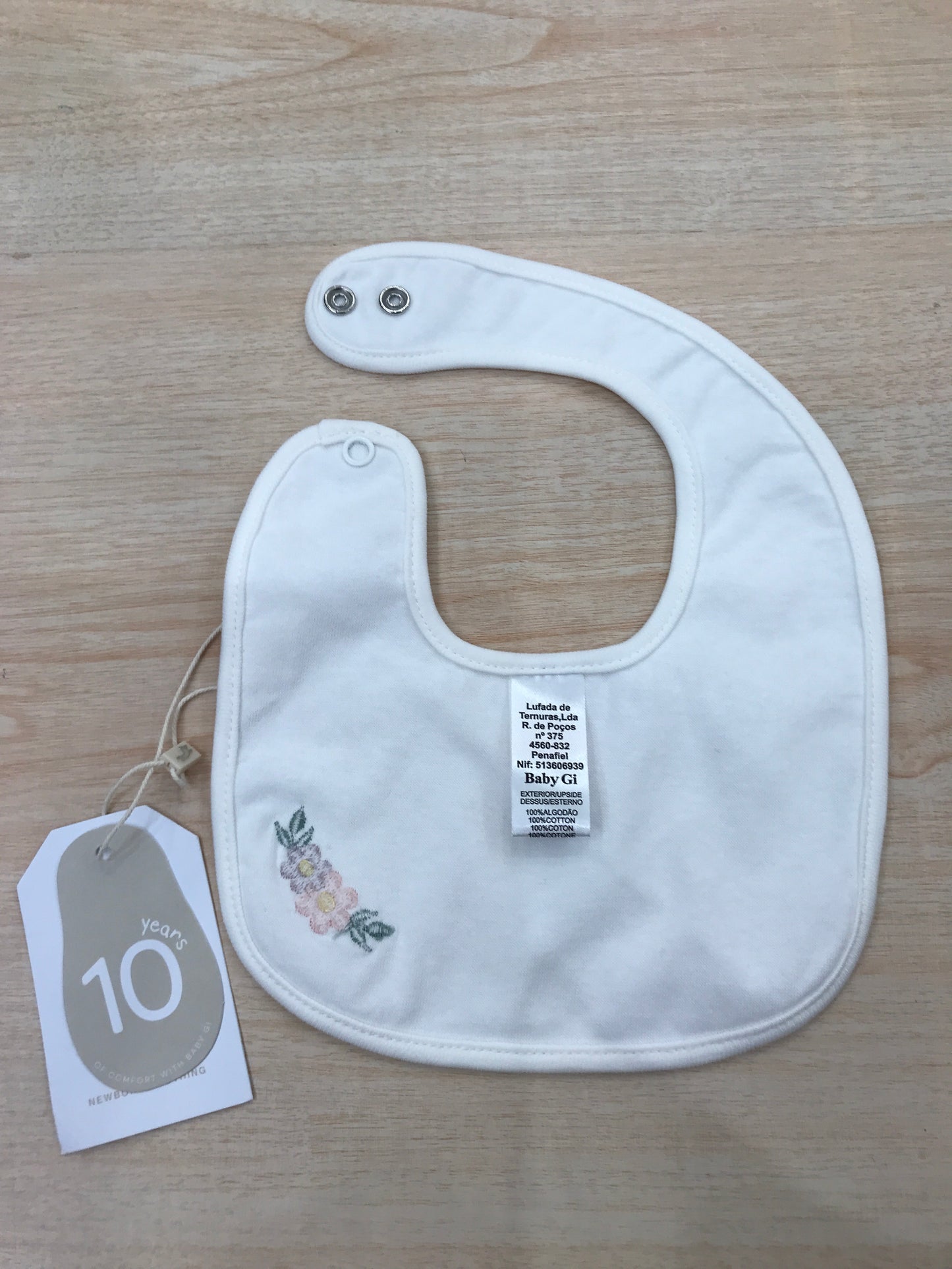 Bavetta Baby Gi in cotone rifinito in ciniglia panna con fiore ricamato