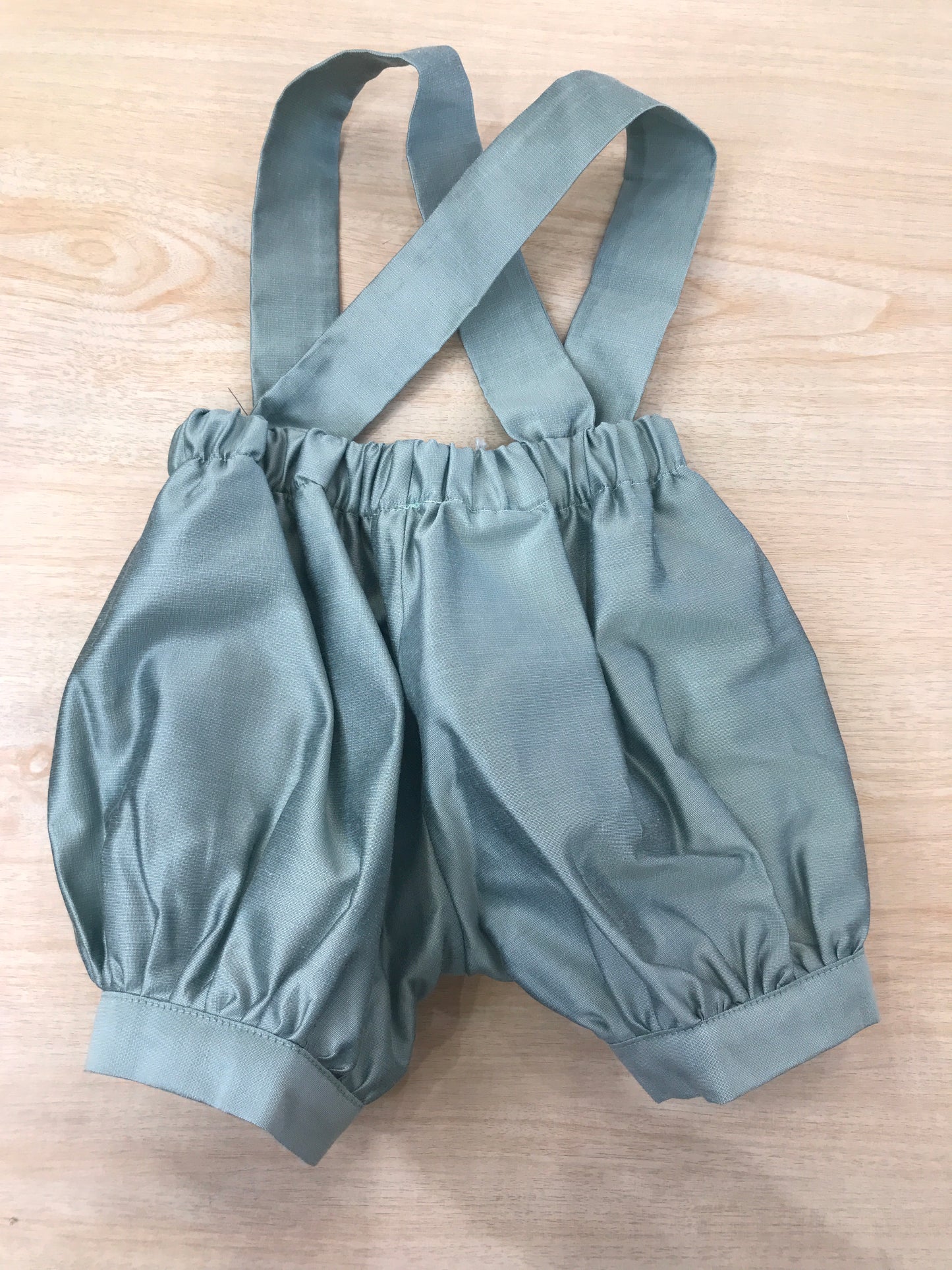 Pantalone Colibrì di colore verde menta a sbuffo con bretelle con polsini alle caviglie