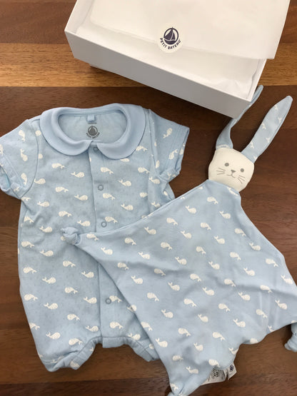 Set Petit Bateau con pagliaccetto celeste e balene con doudou