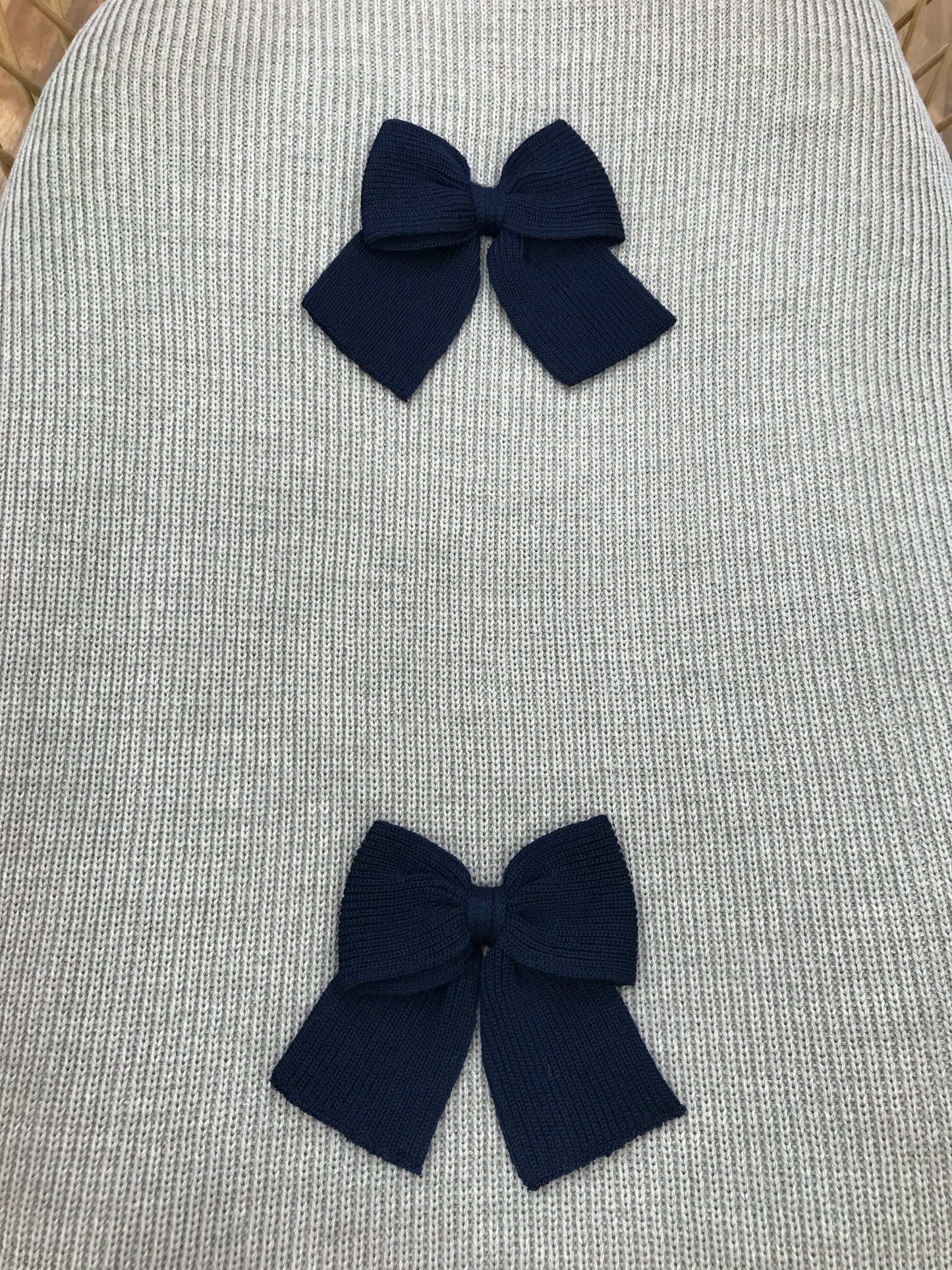 Coperta Baby Lord in lana a coste inglese tortora con doppio fiocco blu scuro centrale