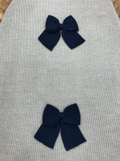 Coperta Baby Lord in lana a coste inglese tortora con doppio fiocco blu scuro centrale