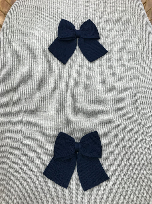 Coperta Baby Lord in lana a coste inglese tortora con doppio fiocco blu scuro centrale