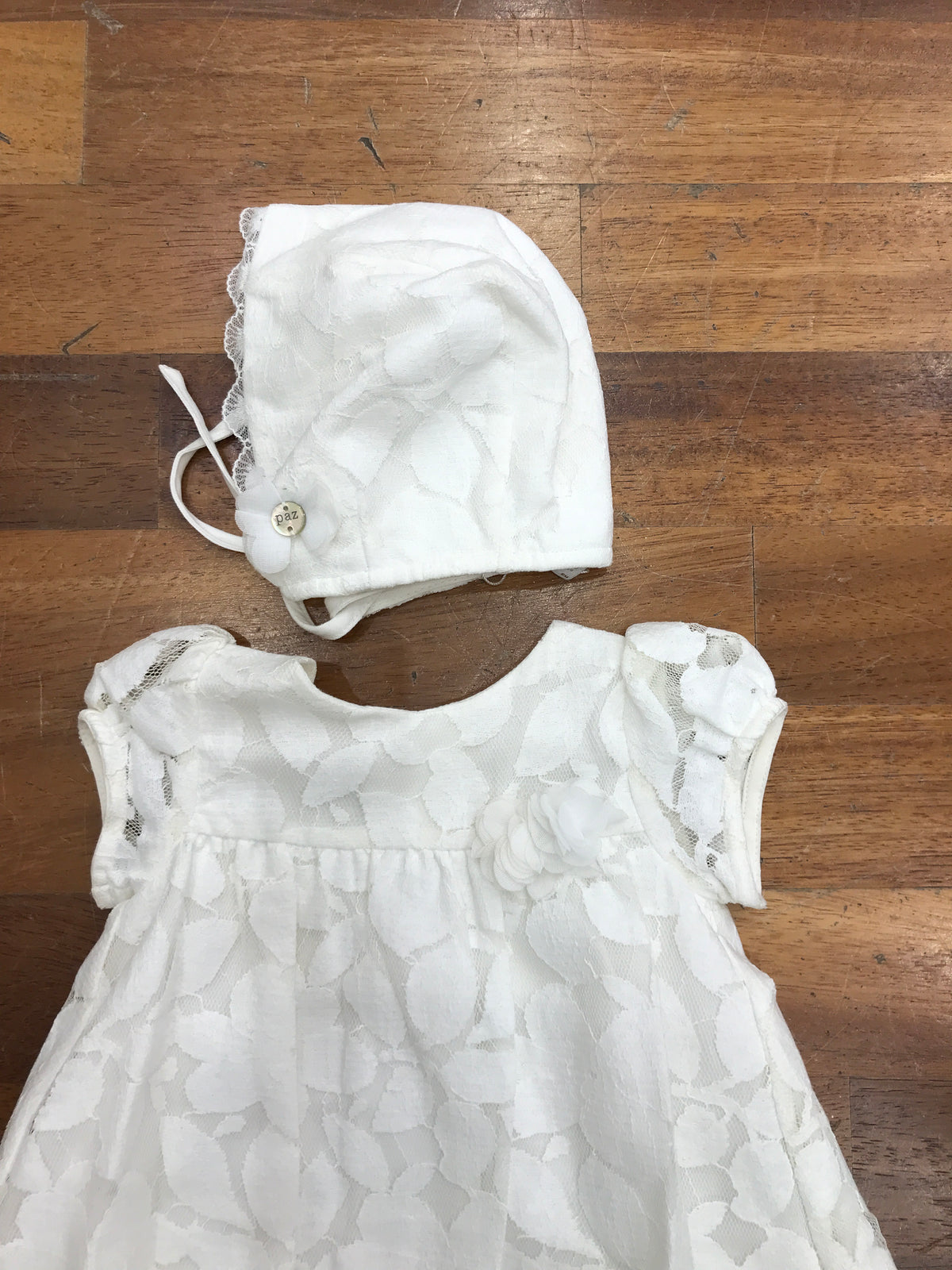 Abito Paz Rodriguez panna con tulle con foglie e fiori ricamati tono su tono mezza manica con cuffietta coordinata