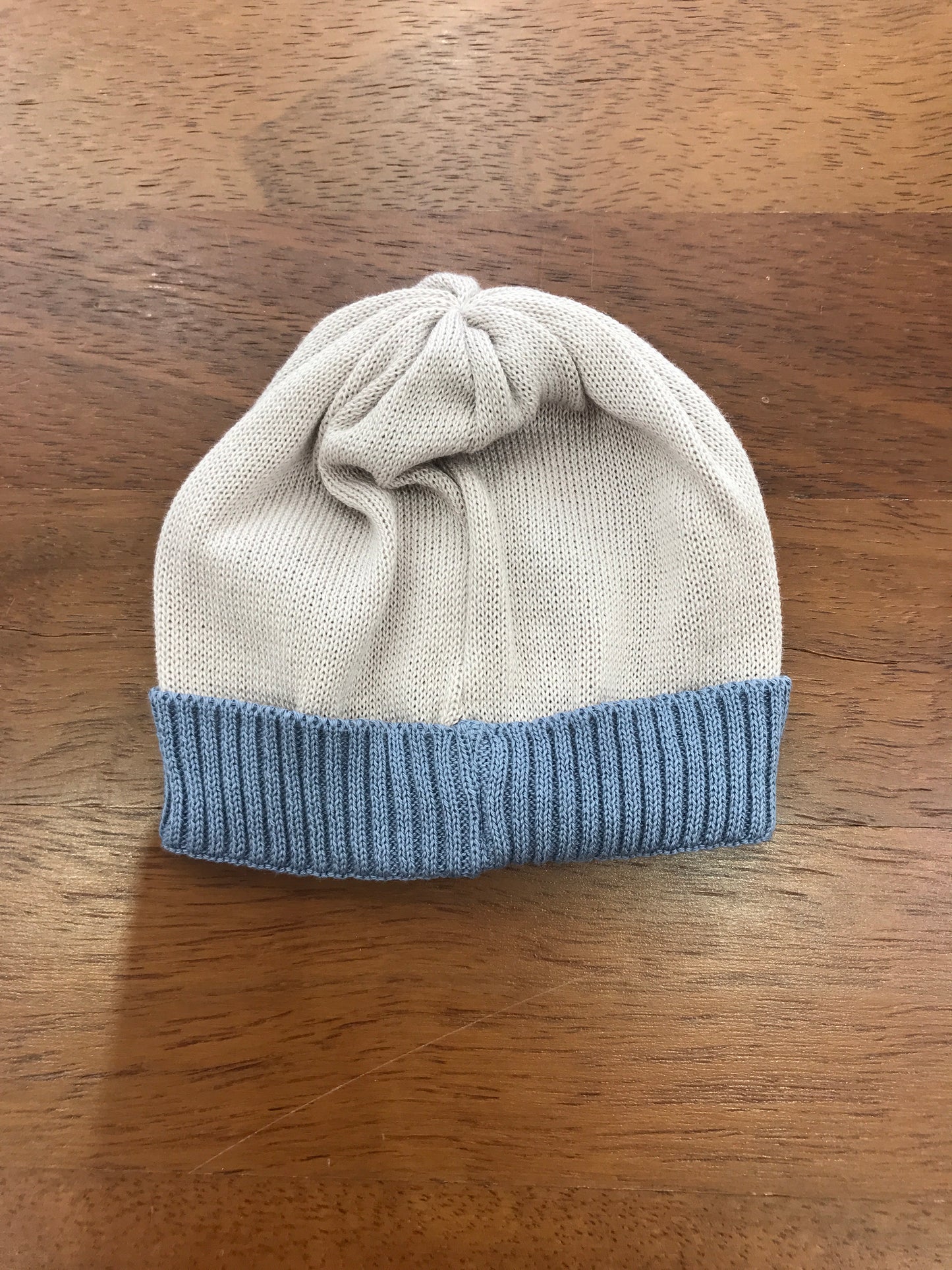 Cappello Baby Lord in filo tortora e avio con fiocchetto e pois ricamati  a  mano