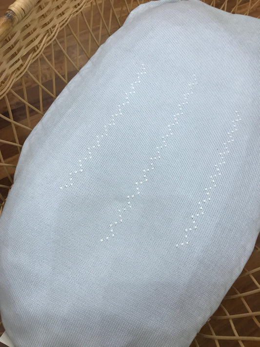 Coperta Colibrì in filo celeste con bordo ricamato in bianco con lavorazione di piccoli pois bianchi