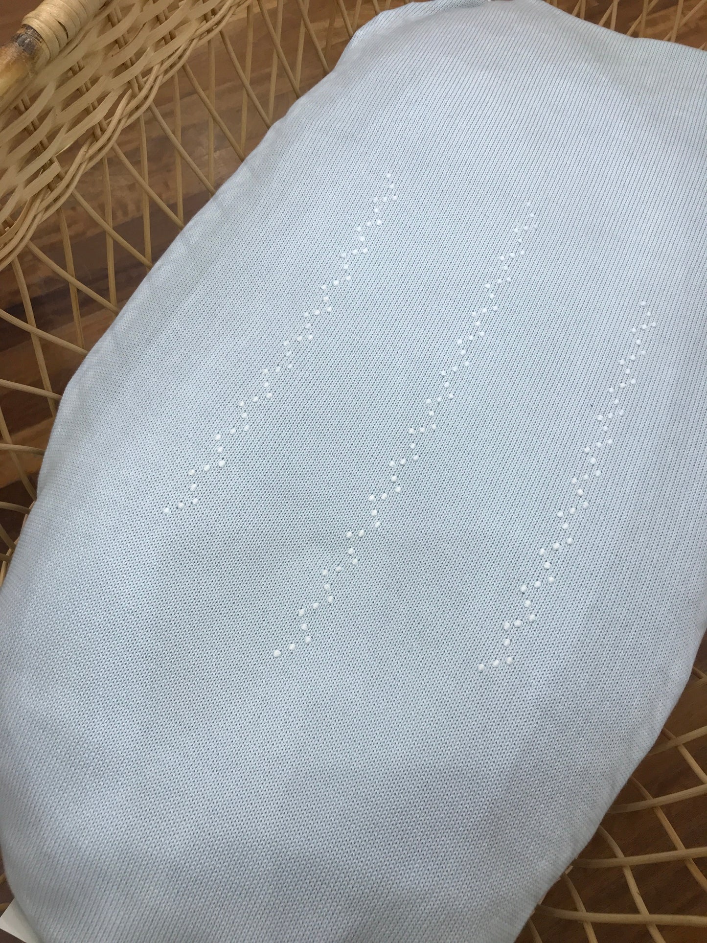 Coperta Colibrì in filo celeste con bordo ricamato in bianco con lavorazione di piccoli pois bianchi