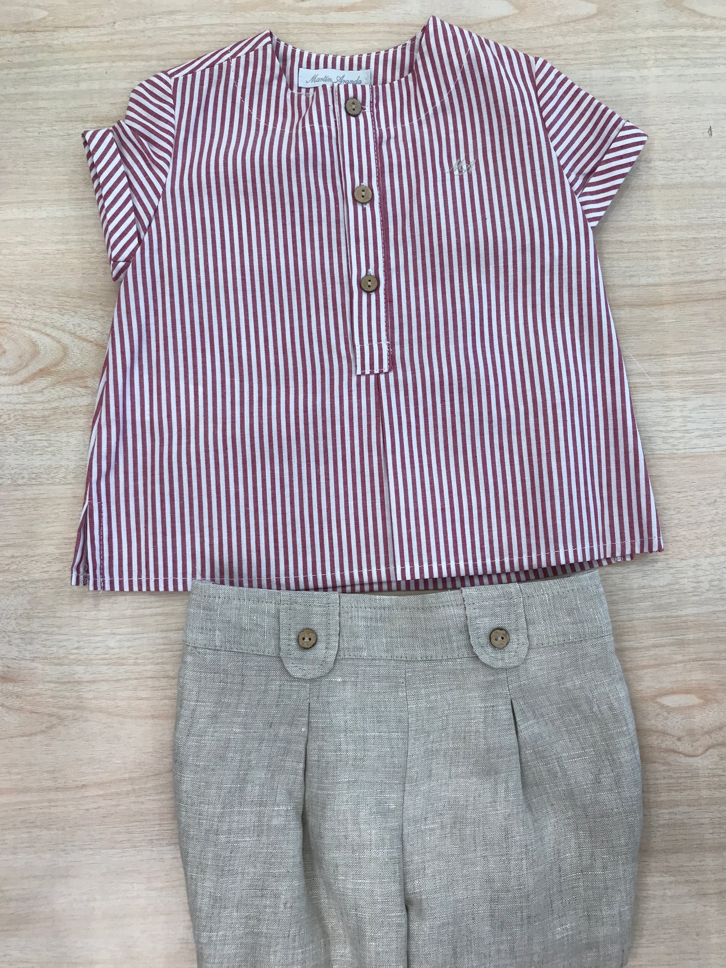 Completo Martin Aranda camicia mezza manica a righe bianche e rosse con pantalone corto tortora