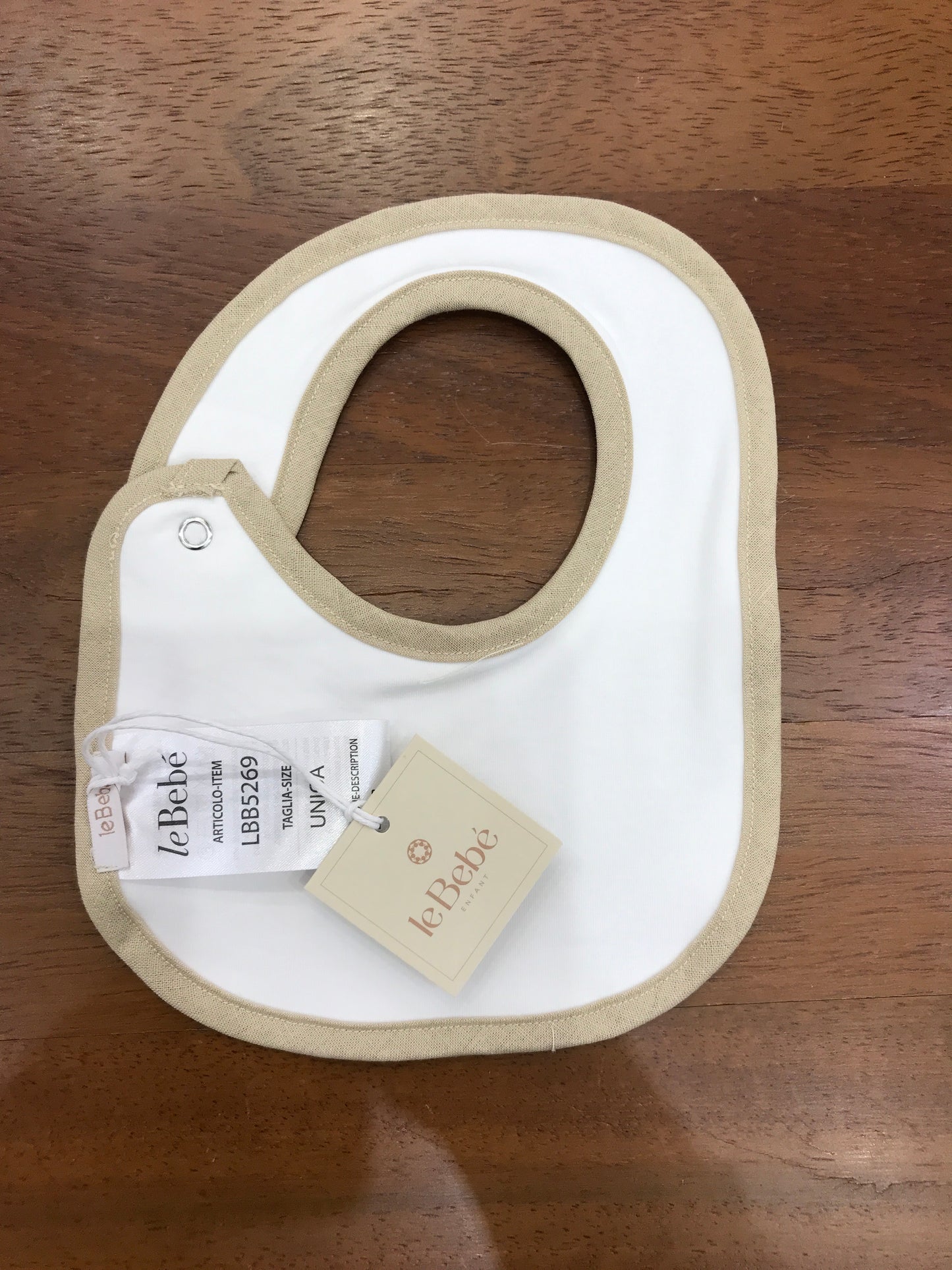 Bavetta Le Bebè in cotone bianco con rifiniture beige ed orsetto centrale