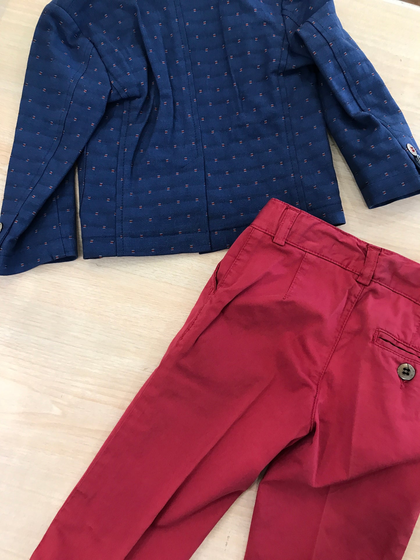Completo John Twig giacca blu con ricami rossi e pantalone lungo rosso scuro