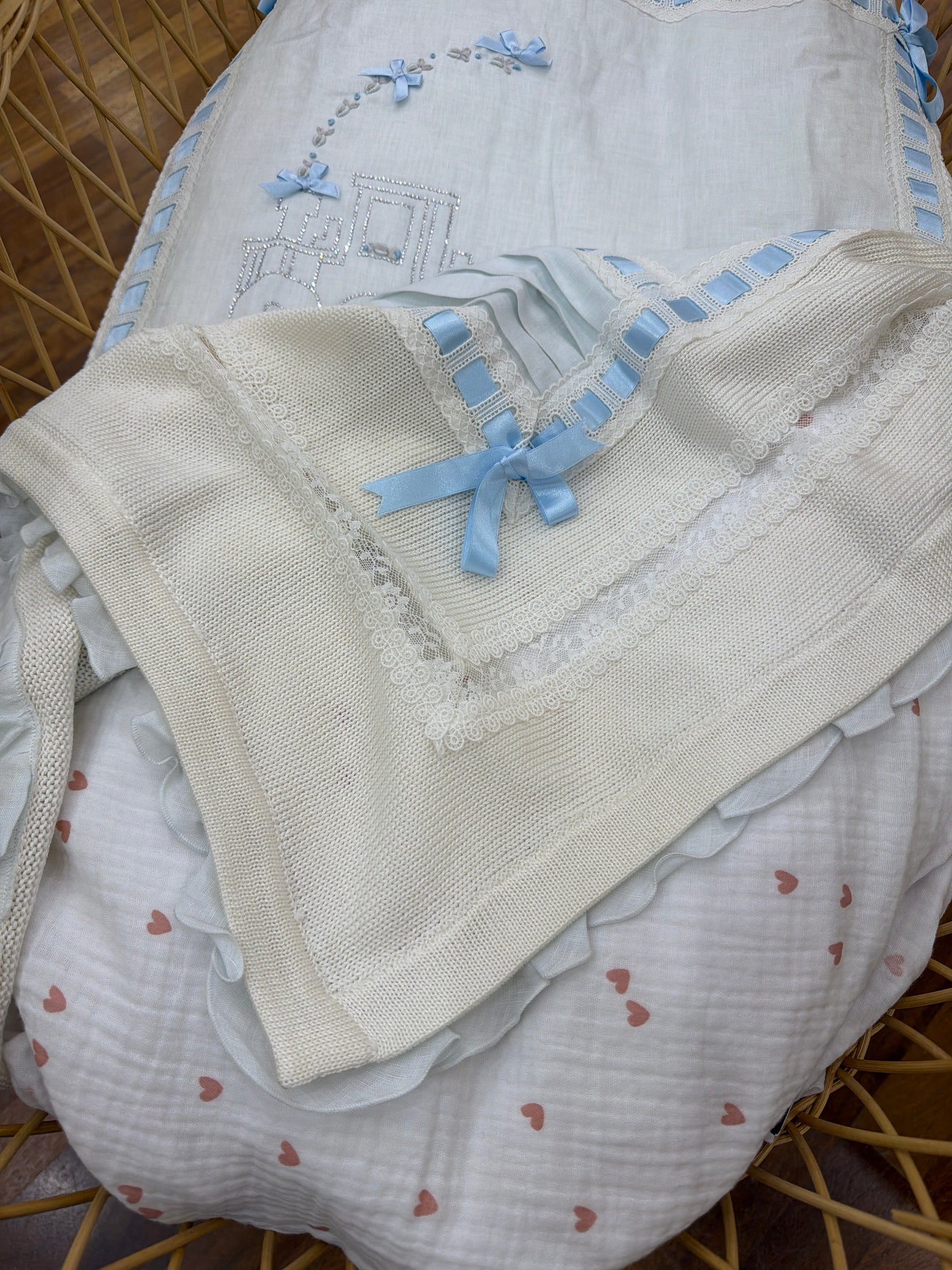 Coperta Ladia in filo bianca e celeste con ricami e lavorazione di strass sul davanti creando un trenino