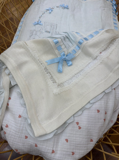 Coperta Ladia in filo bianca e celeste con ricami e lavorazione di strass sul davanti creando un trenino