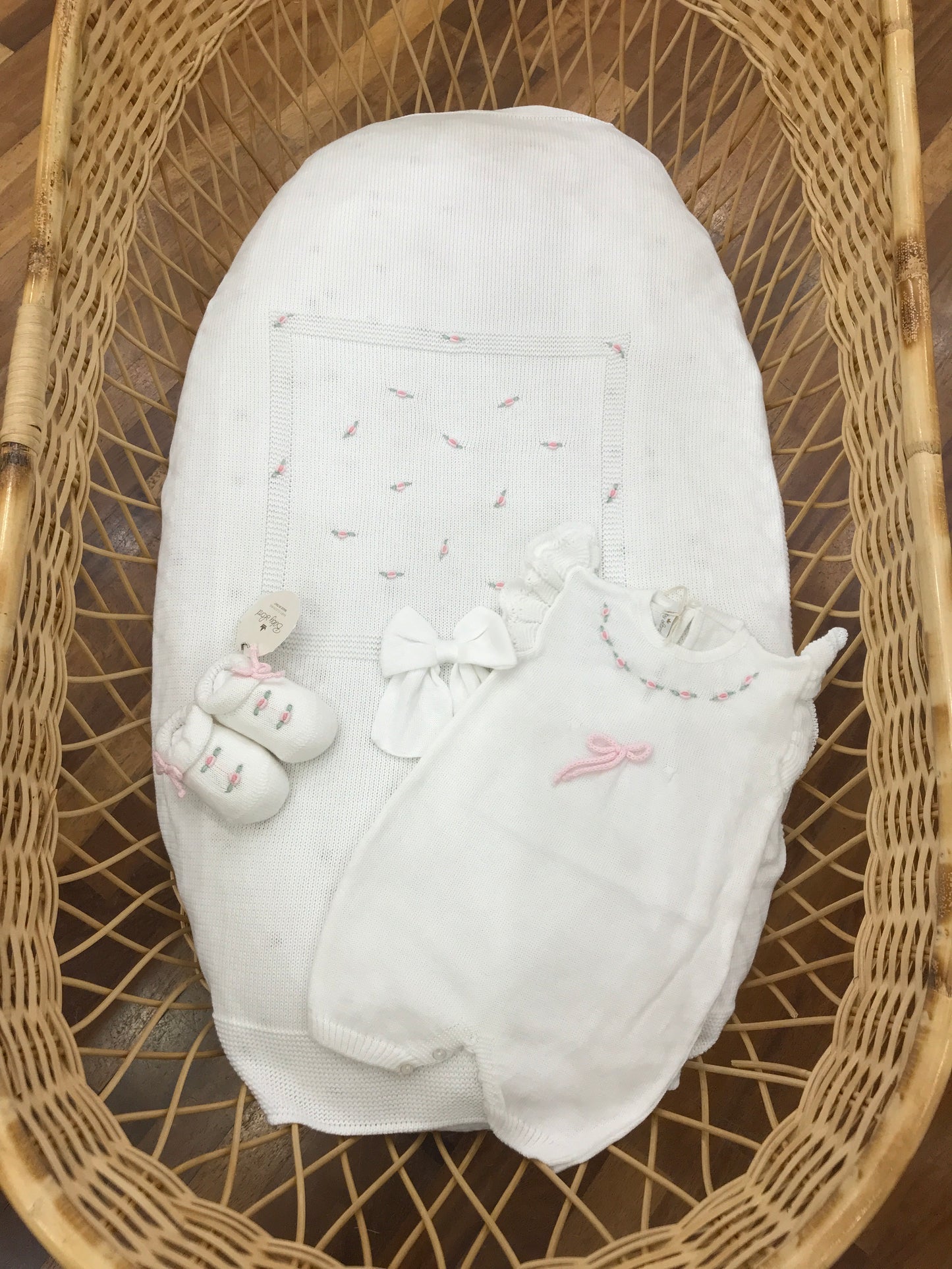 Coordinato nascita Baby Lord in filo bianco con fiocchi e roselline rosa ricamate a mano
