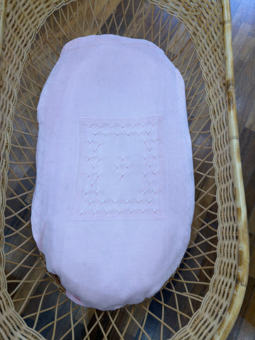 Coperta Baby Lord in filo rosa con lavorazione di punto smock bianco sul davanti
