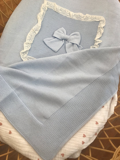 Coordinato Baby Lord set comprende copertina tutina scarpine e cuffietta coordinati da fiocchi e valancienne escluso il lenzuolino dal coordinato