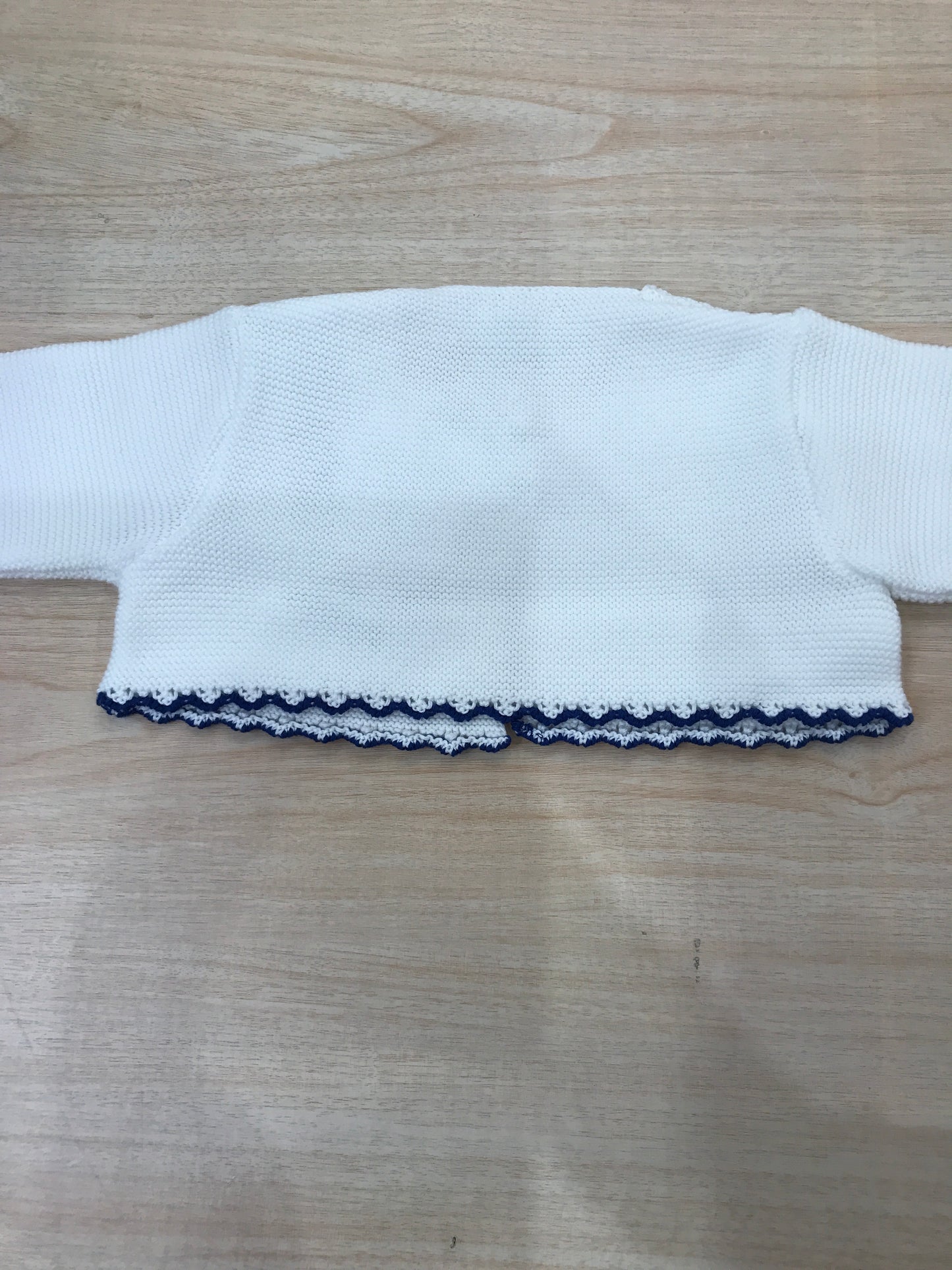 Cardigan Paz Rodriguez in filo bianco con bordo smerlato blu scuro