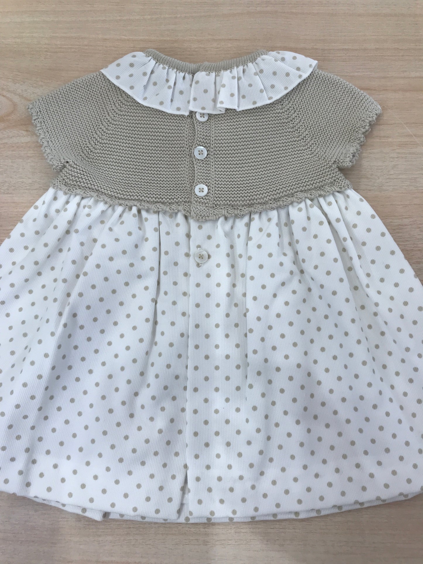 Abito PCS con corpetto in filo tortora con rusche e pois con gonna bianca con pois tortora