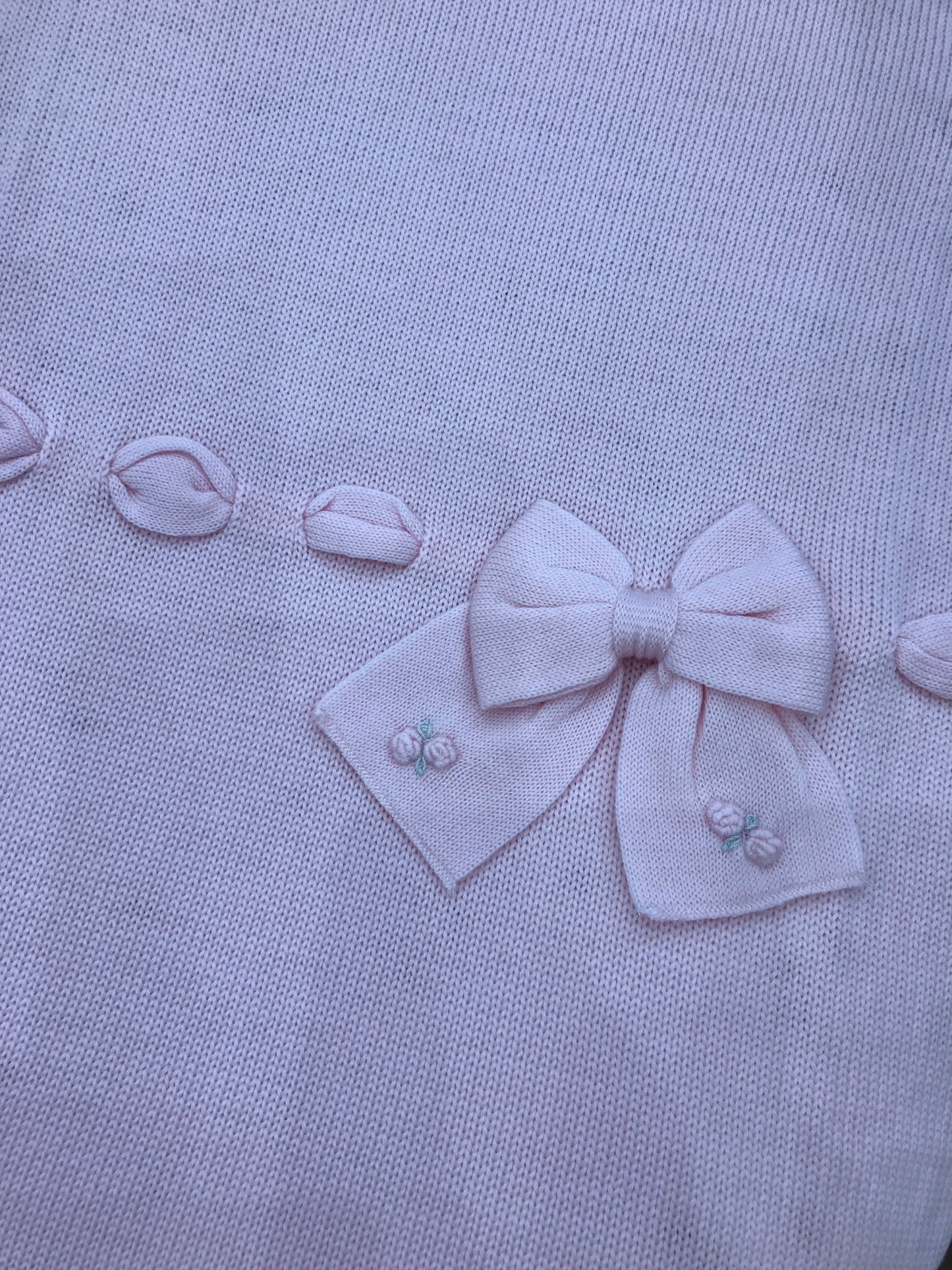 Coperta Baby Lord in lana rosa con passanastro e fiocco con roselline ricamate