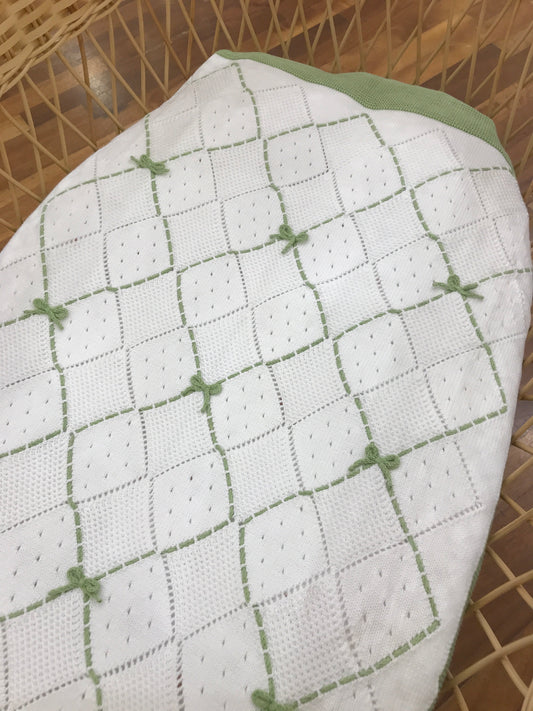 Coperta Colori Chiari in filo bianca e verde con decorazione a rombi con fiocchetti