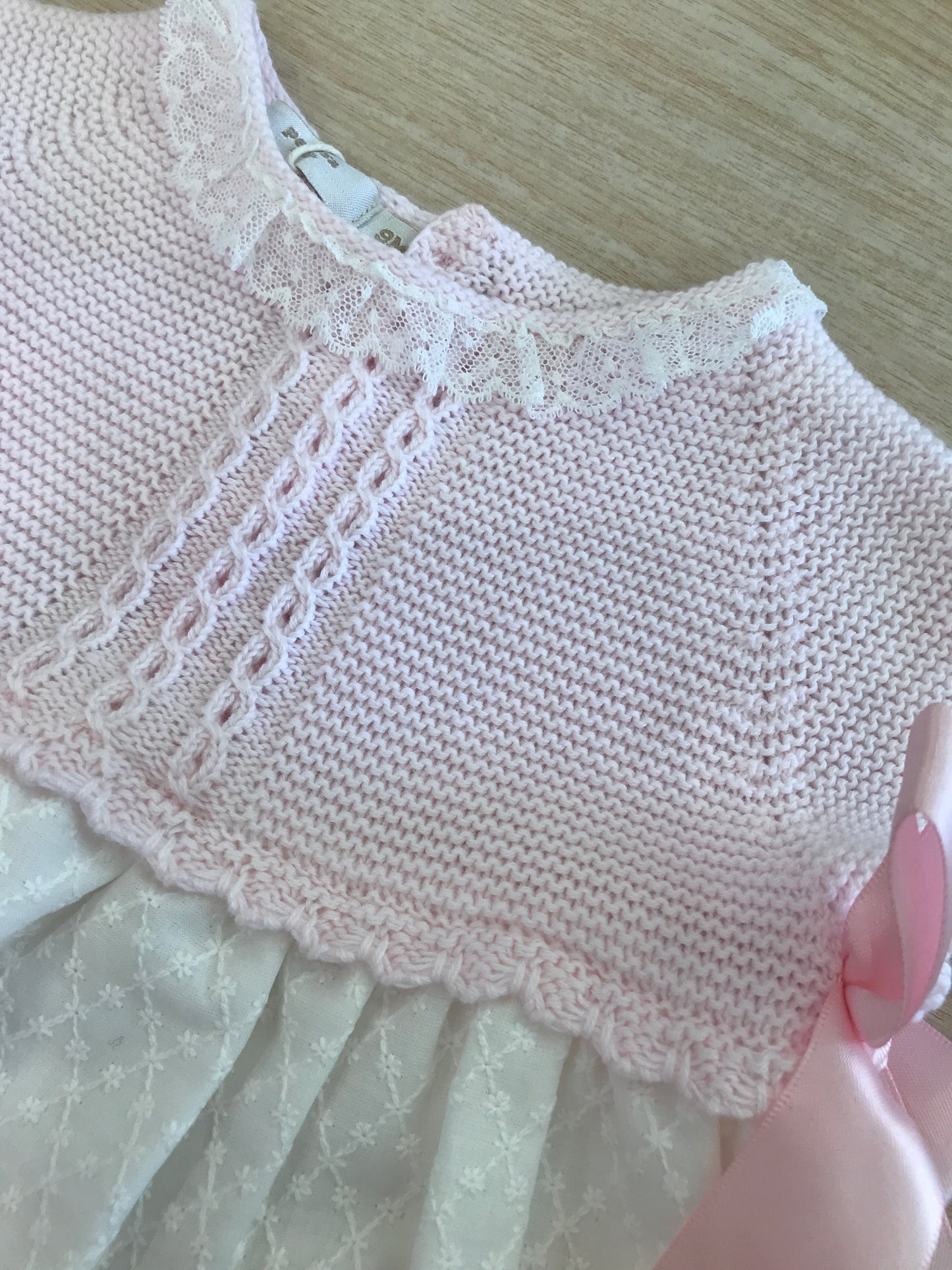 Abito PCS con corpetto in filo rosa mezza manica con fiocchetti alterali con gonna bianca con culotte