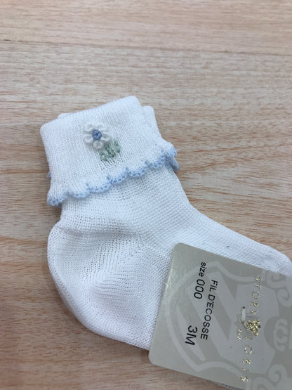 Calzino Story Loris in filo bianco con smerlo celeste con margherita ricamata a mano