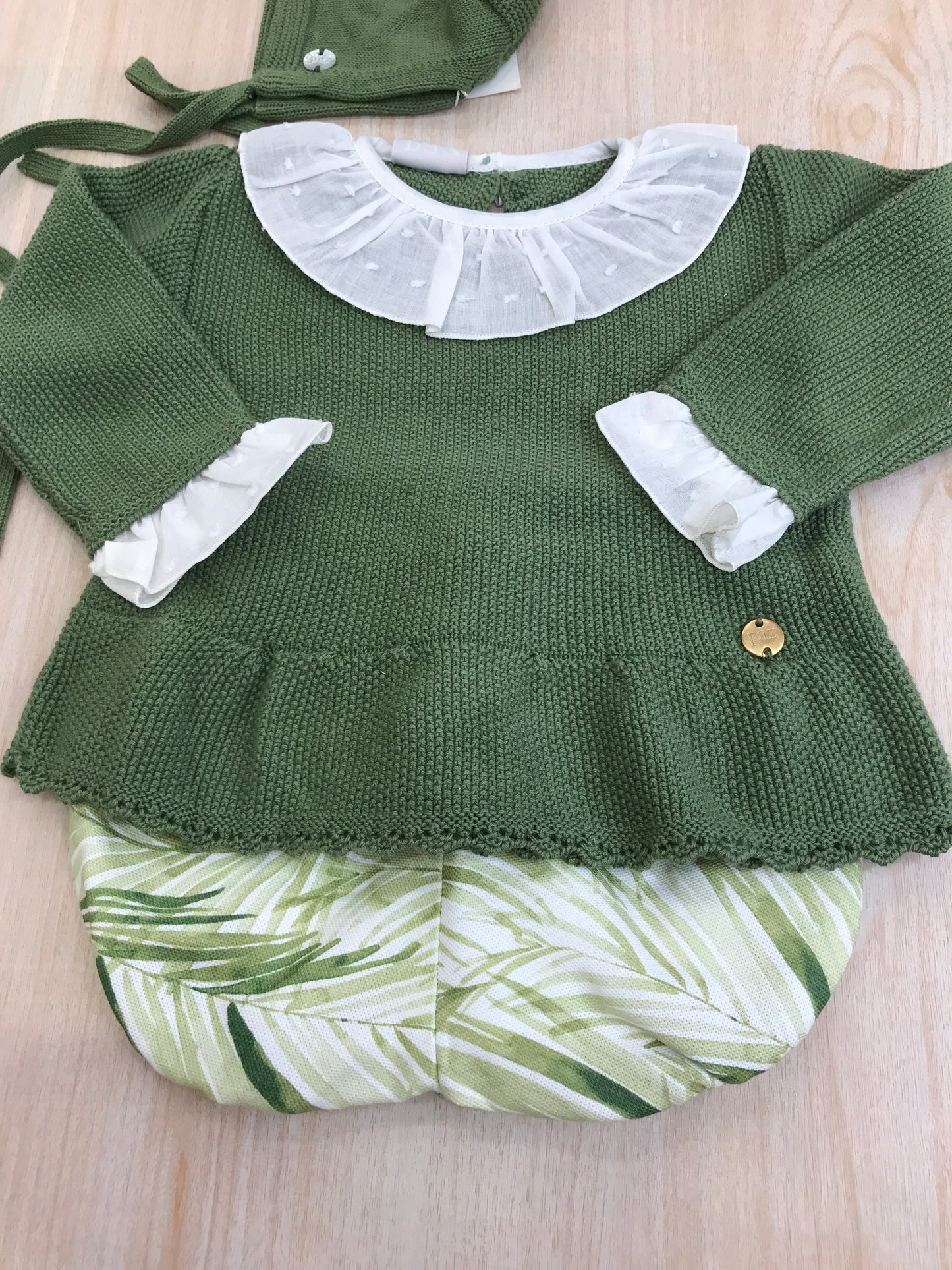 Completo Paz Rodriguez in filo verde con rusche bianche con culotte con foglie verdi e cuffietta abbinata