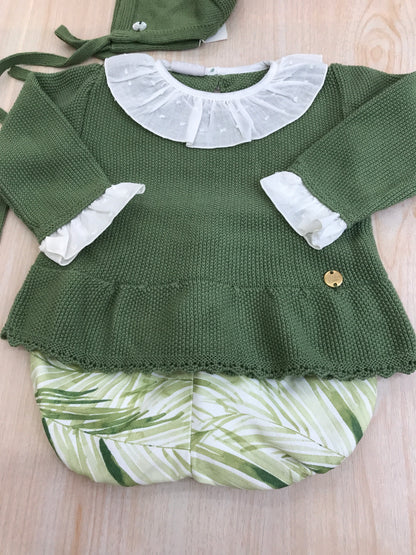 Completo Paz Rodriguez in filo verde con rusche bianche con culotte con foglie verdi e cuffietta abbinata