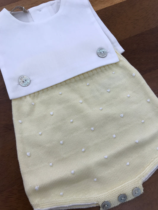 Pagliaccetto Paz Rodriguez in cotone il sopra bianco il sotto in filo giallo con pois bianchi con bottoncini madreperla che uniscono il sopra e sotto