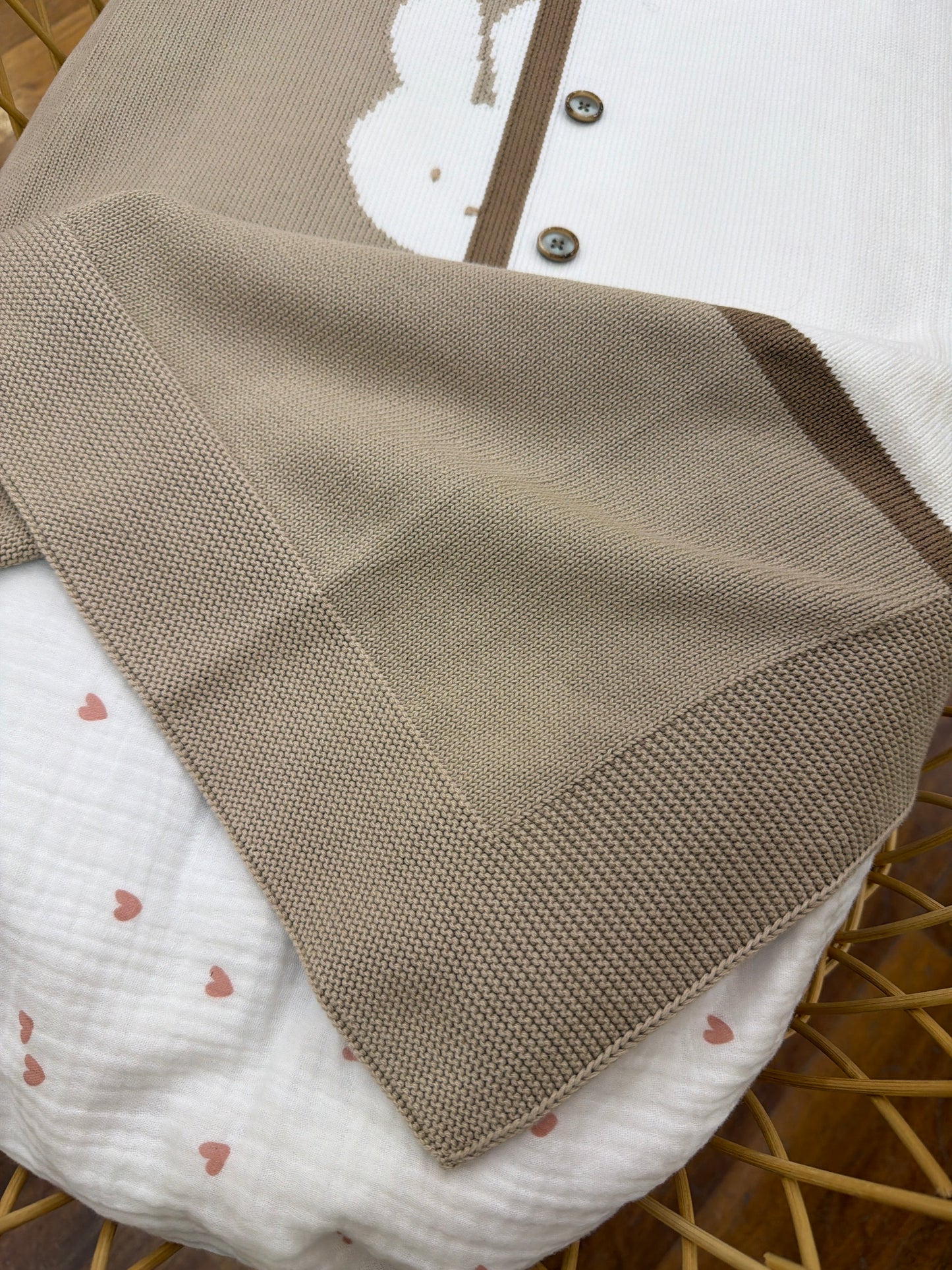 Coperta Colori Chiari in filo di cotone tortora con riquadro in bianco con bottoncini e coniglio ricamato metà faccia