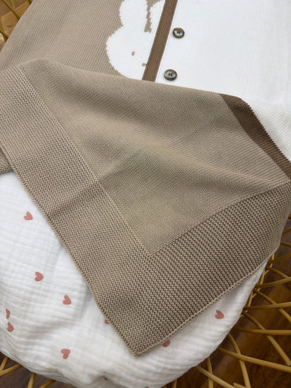 Coperta Colori Chiari in filo di cotone tortora con riquadro in bianco con bottoncini e coniglio ricamato metà faccia