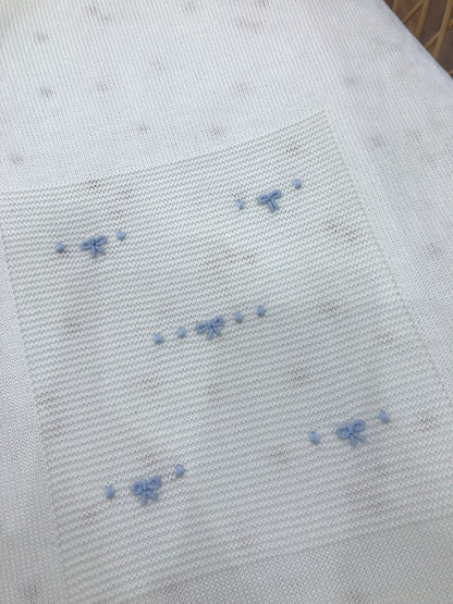 Coperta Baby Lord in lana panna con nodi d'amore celesti ricamati al centro