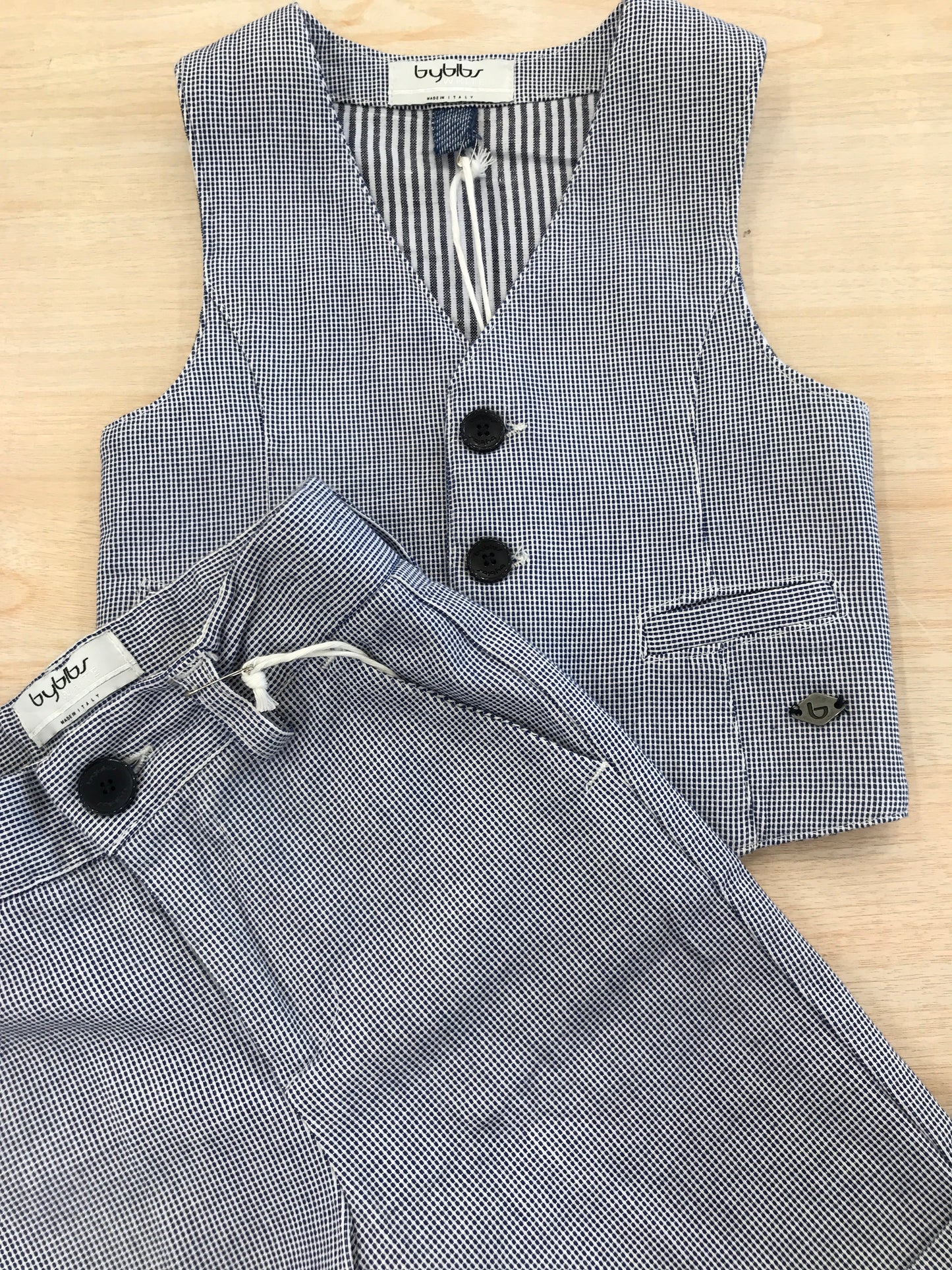 Completo Byblos gilet con bermuda a righe bianche e blu con tasche e bottoncini