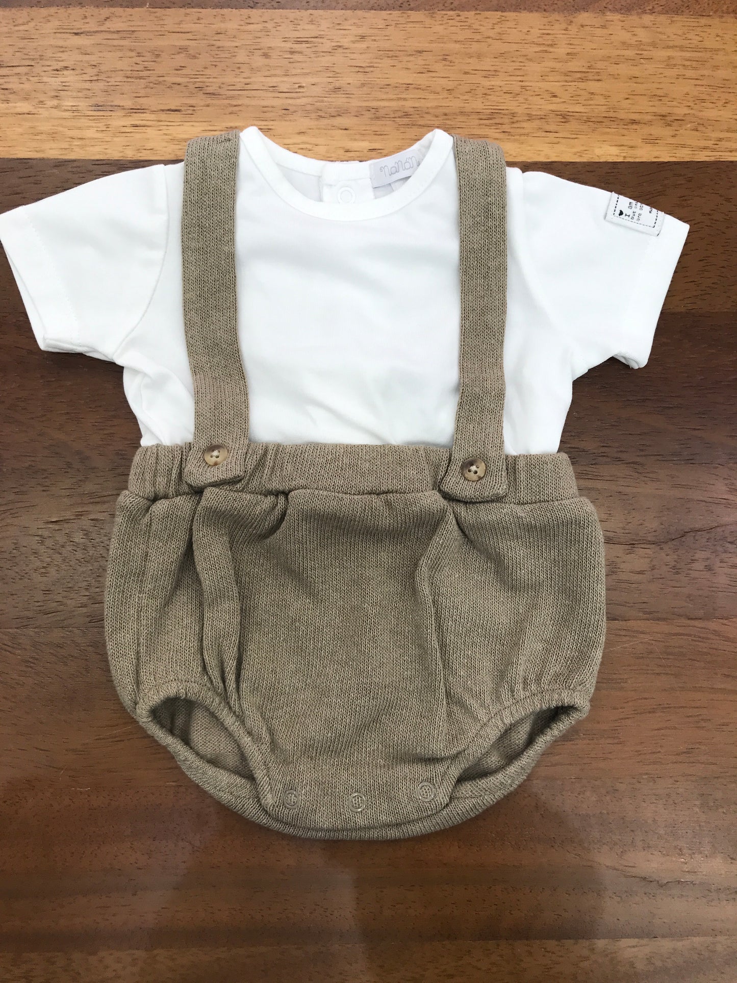 Pagliaccetto Nanan in filo e cotone salopette con bretelle con abbinata t-shirt mezza manica bianca