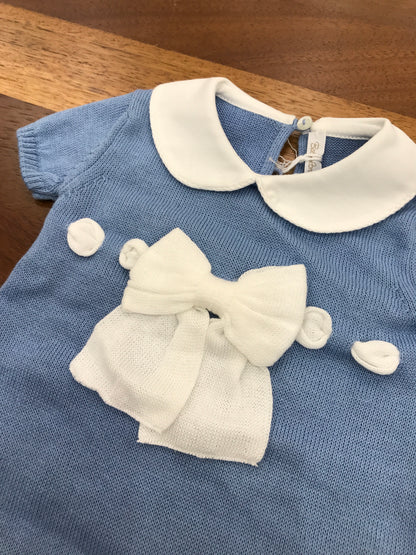 Pagliaccetto Baby Lord in filo celeste con passanastro e fiocco bianco sul davanti mezza manica collo tondo bianco