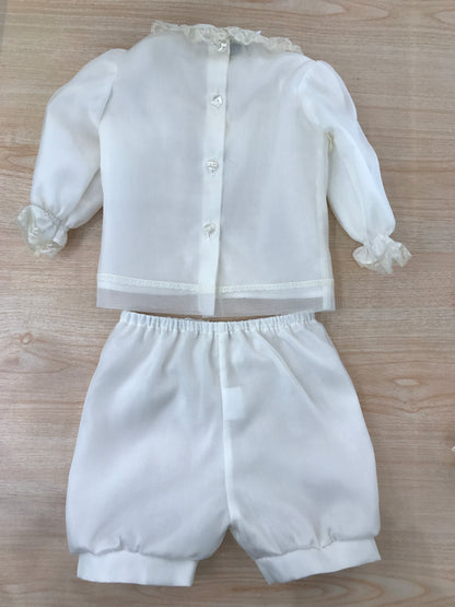 Completo Piccola Giuggiola in organza avorio manica lunga lavorazione in pizzo con e roselline ricamate tutto coordinato ad una cuffia e babbucce