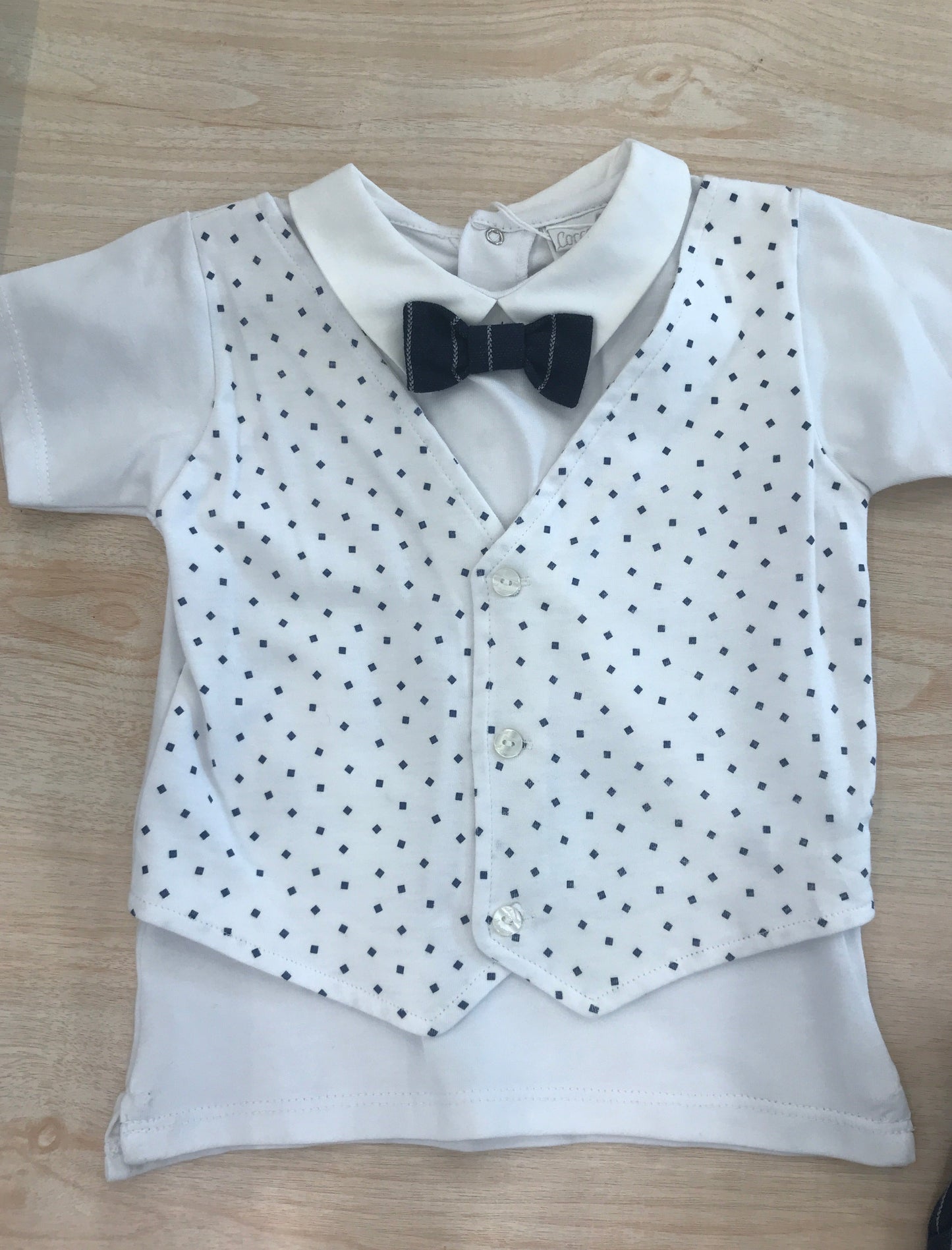 Completo Coccodè t-shirt mezza manica con finto gilet a pois con fiocchetto applicato sul davanti con bermuda a righe