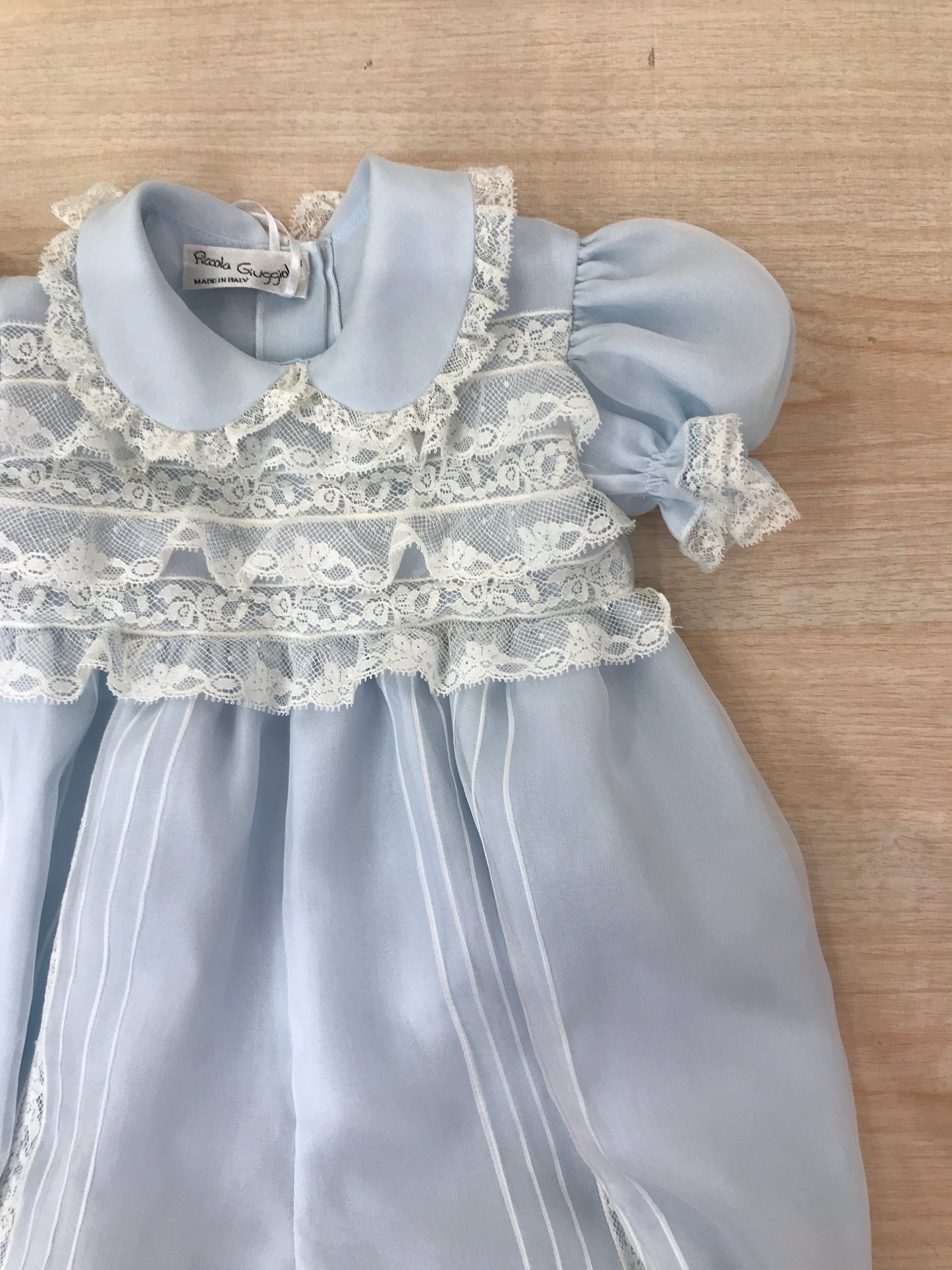 Pagliaccetto Piccola Giuggiola in organza in seta manica a sbuffo con applicazioni di valancienne sul corpetto
