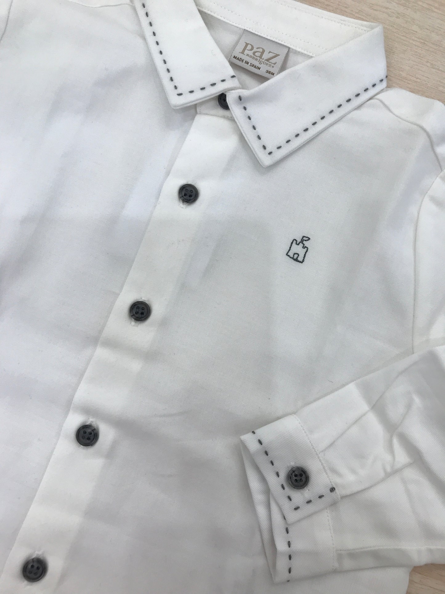 Camicia Paz Rodriguez in cotone manica lunga con rifiniture grigie e bottoncini sul davanti e sui polsini