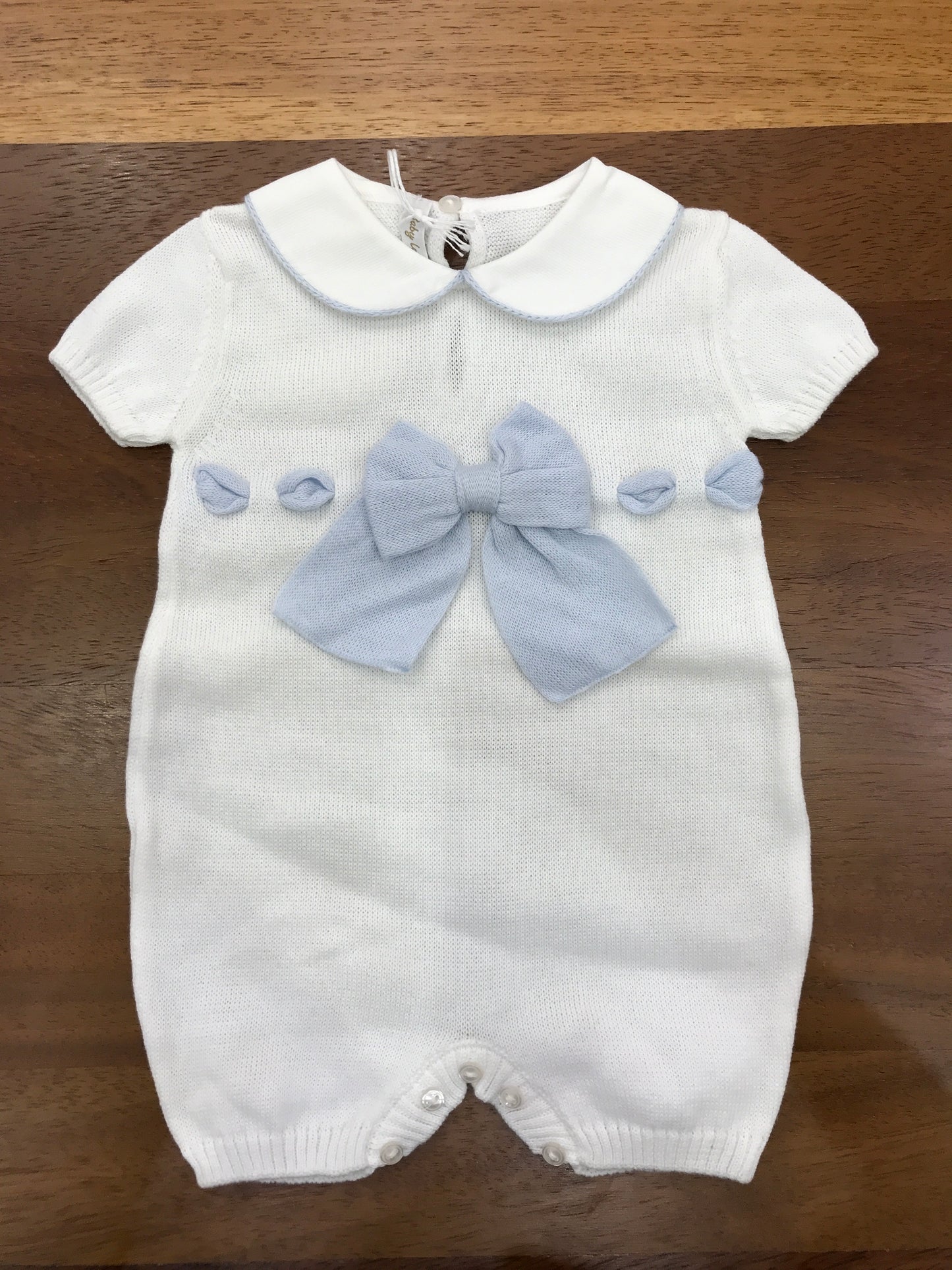 Pagliaccetto Baby Lord in filo mezza manica con collo tondo bianco con fiocco celeste sul davanti