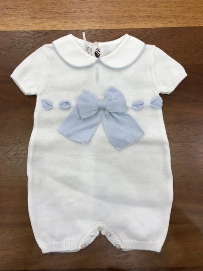 Pagliaccetto Baby Lord in filo mezza manica con collo tondo bianco con fiocco celeste sul davanti