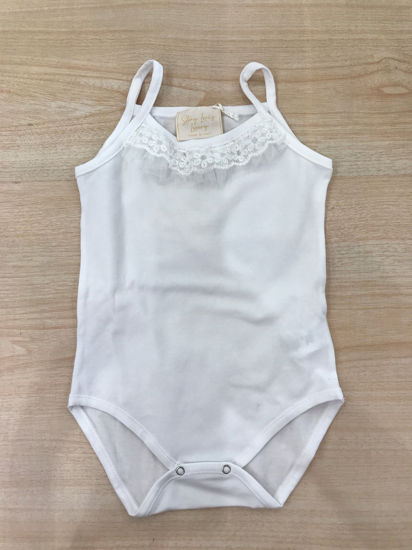 Body Story Loris in cotone bianco con bretelle bianche con rusche in pizzo sul davanti