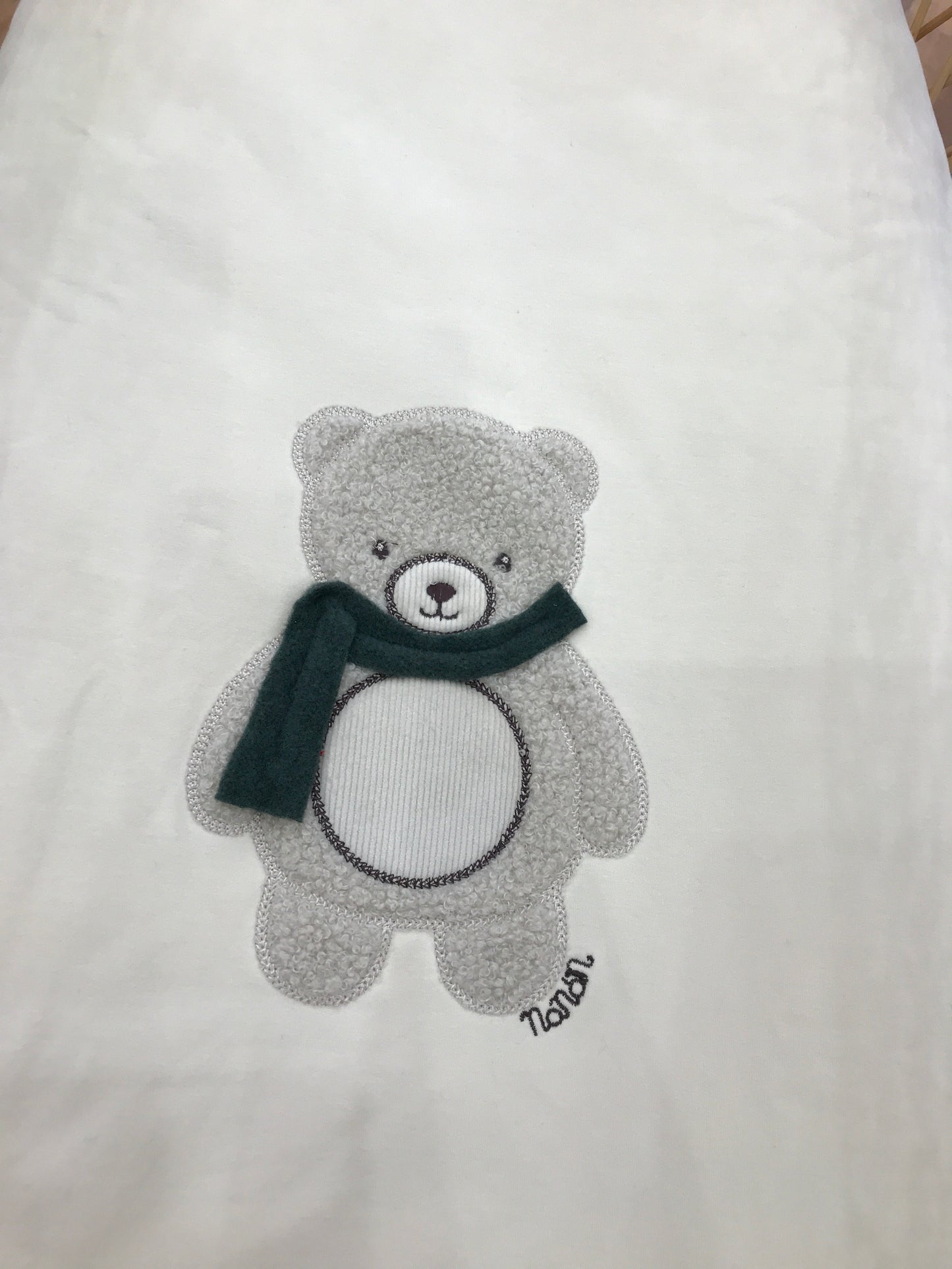 Coperta Nanan in caldo cotone beige con orsetto peloso applicato sul davanti