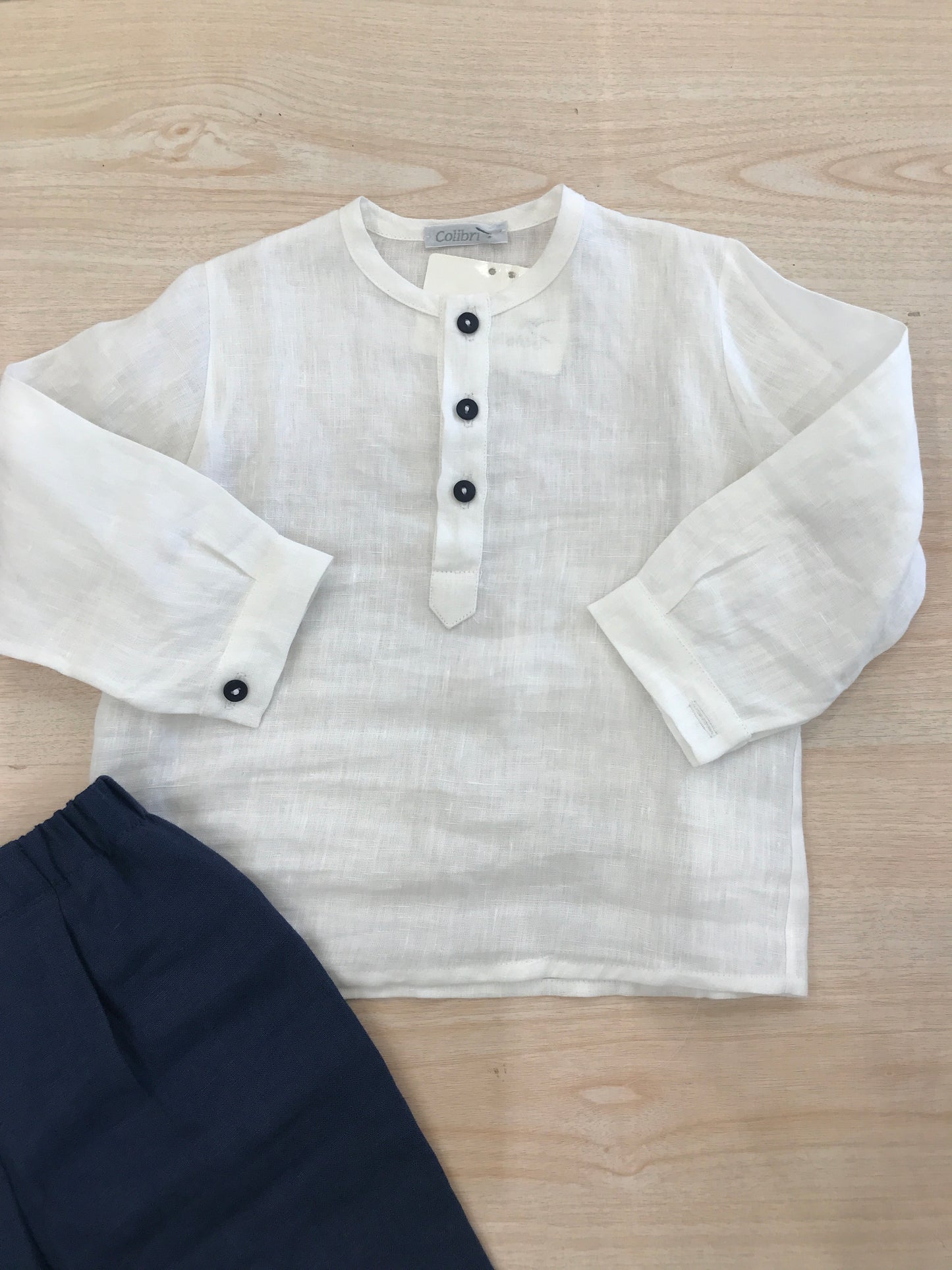 Completo Colibrì due pezzi camicia manica lunga di lino bianco con bottoni blu con bermuda blu